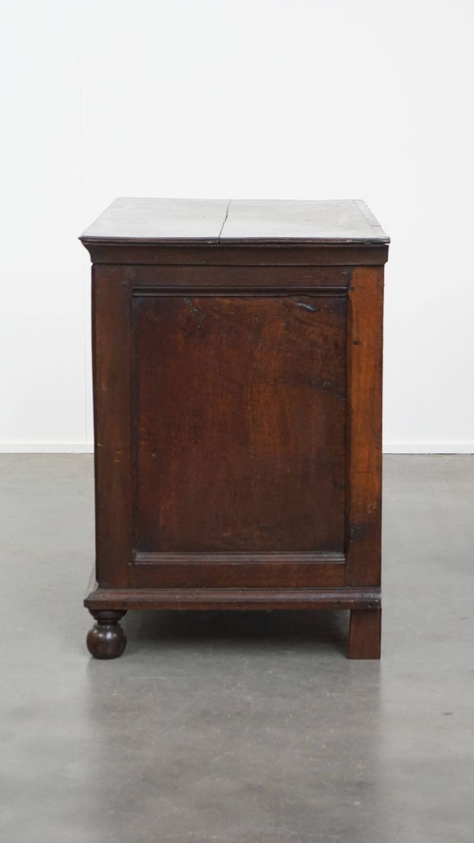 Charmante Antieke Engelse Ladekast Uit De 18e Eeuw Met Uniek Paneelwerk En Originele Bolpootjes image 6