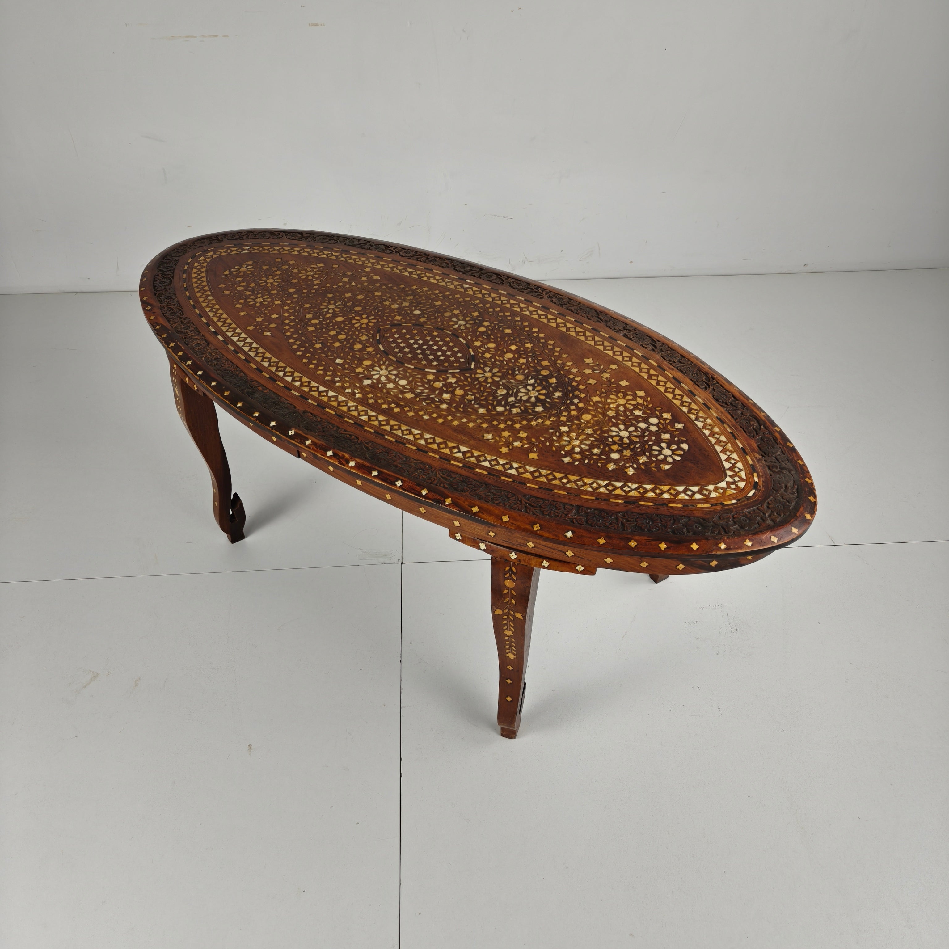 20e-eeuwse Anglo-indiase Ingelegde Botten Salontafel image 17
