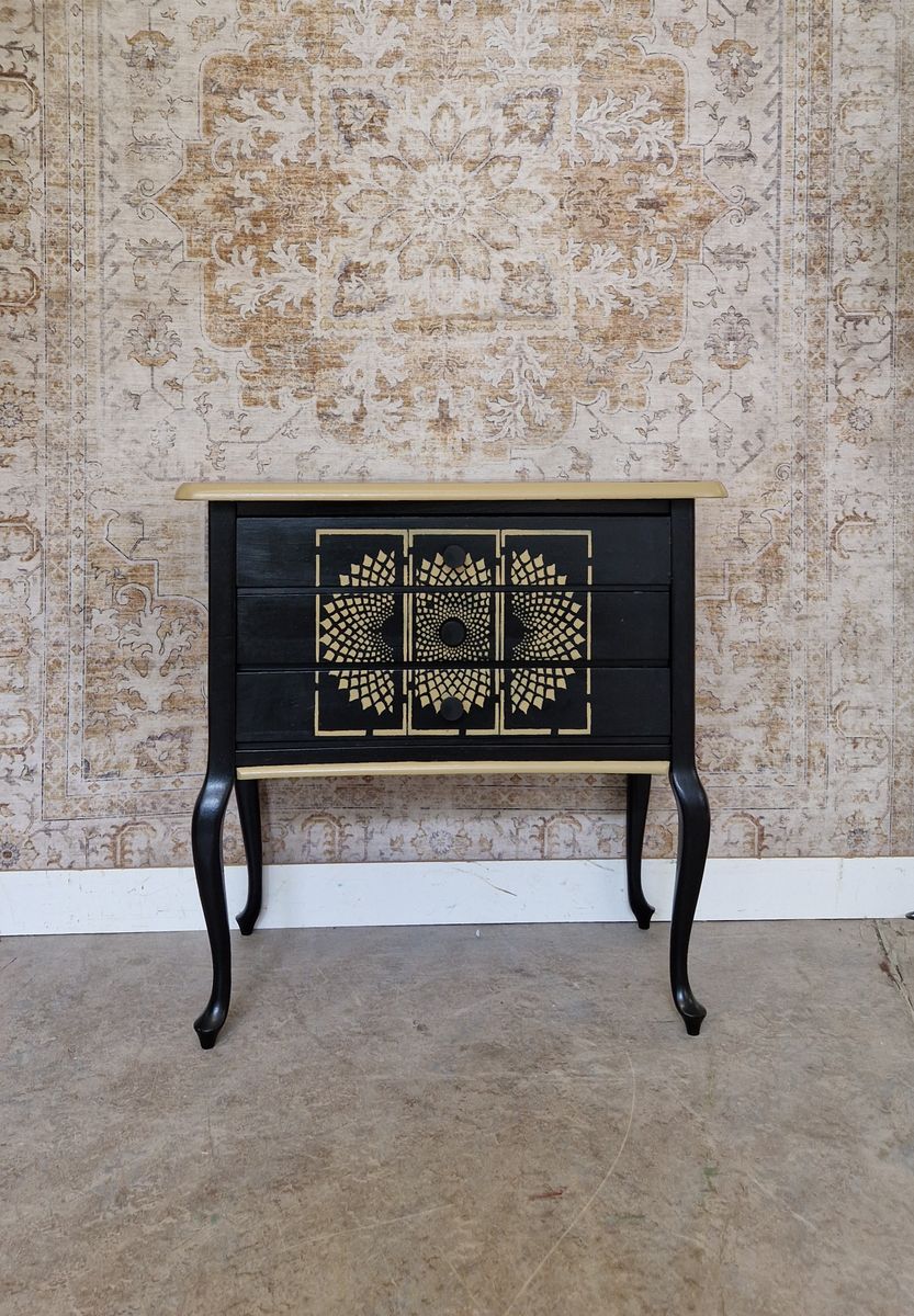 Queen Anne Dressoir/ Handbeschilderde Kastje image 6
