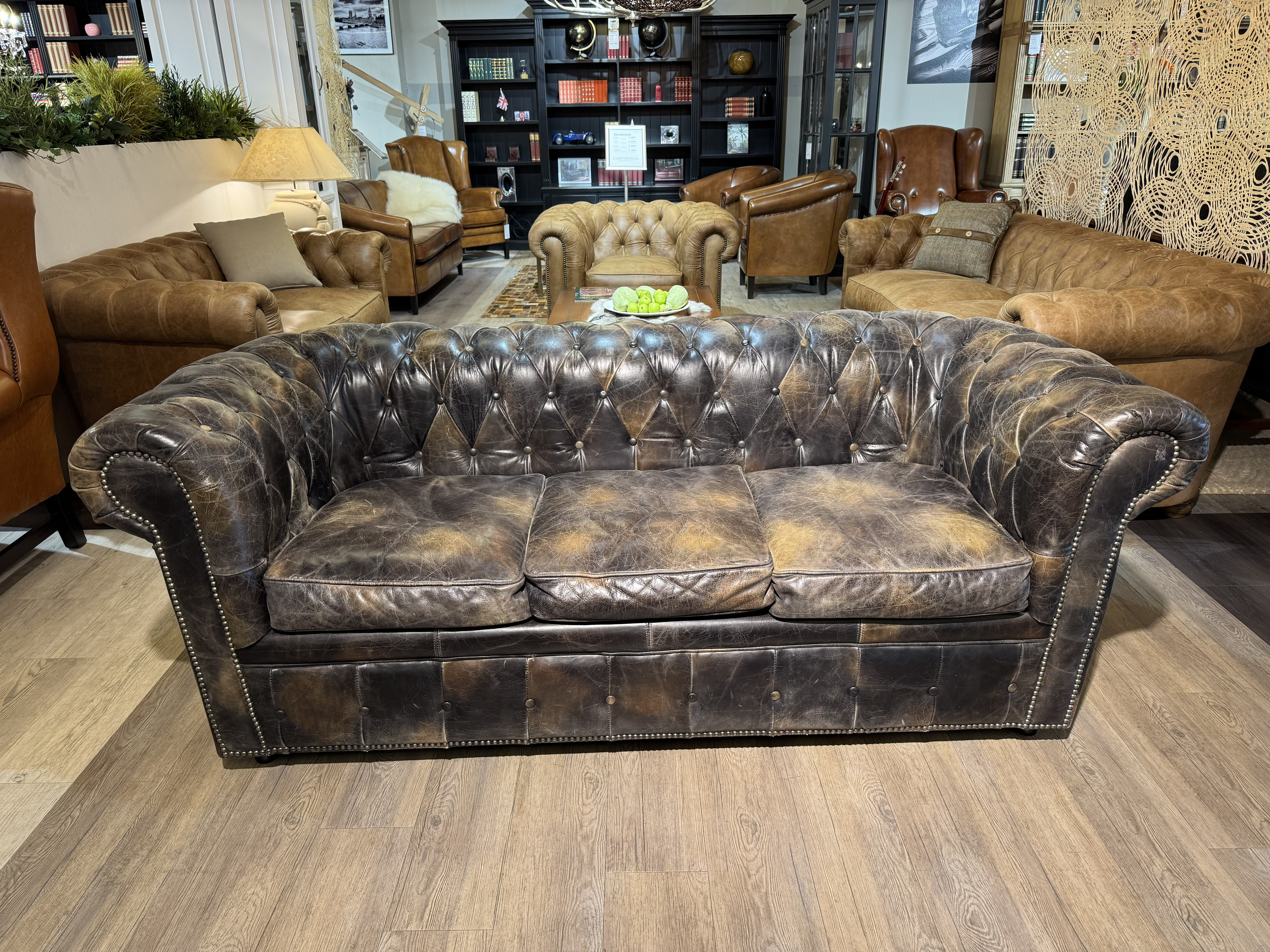 Gave Chesterfield 3 Zits Bank Met Een Gave Geleefde Uitstraling Zwart image 3