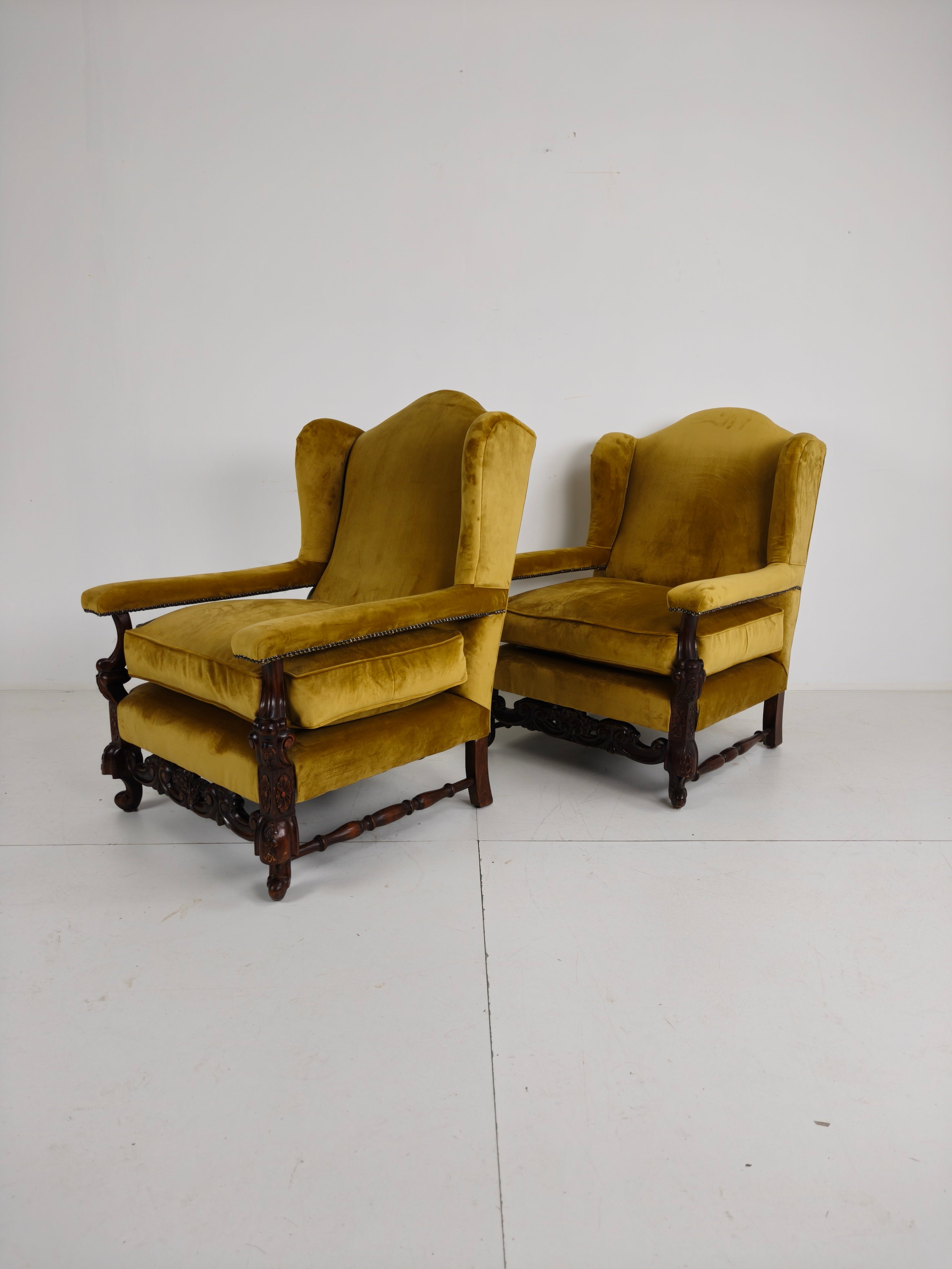 Paar 19e-eeuwse Gesneden Notenhouten Fauteuils – Bloemmotieven – Fluwelen Bekleding image 8