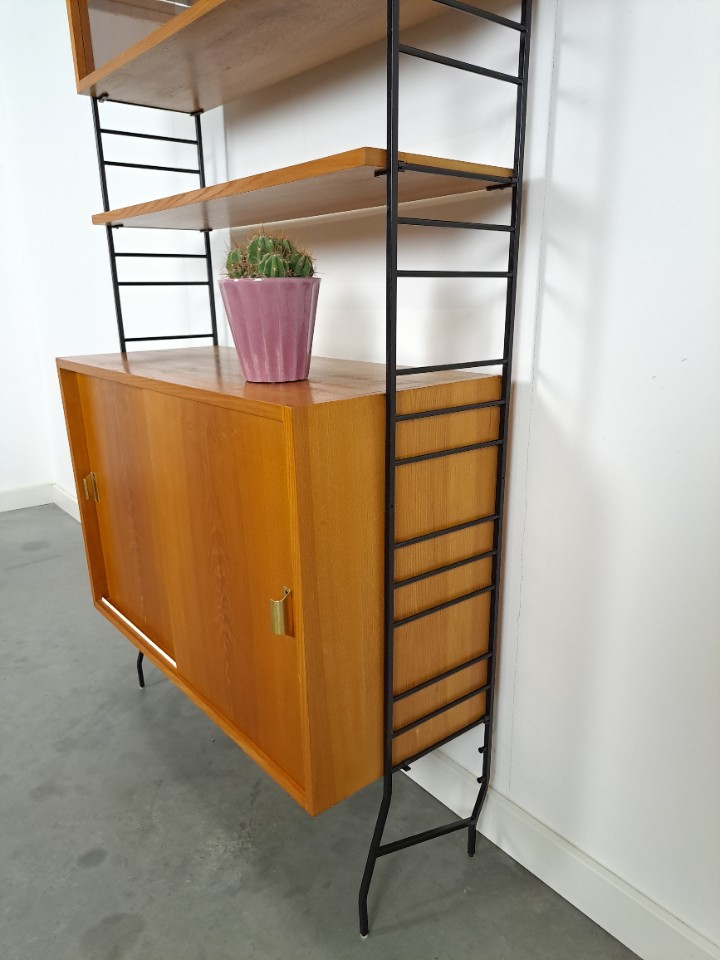 Modulair Staand Wandrek Met Kasten, Legplank En Zwarte Stalen Houders image 9