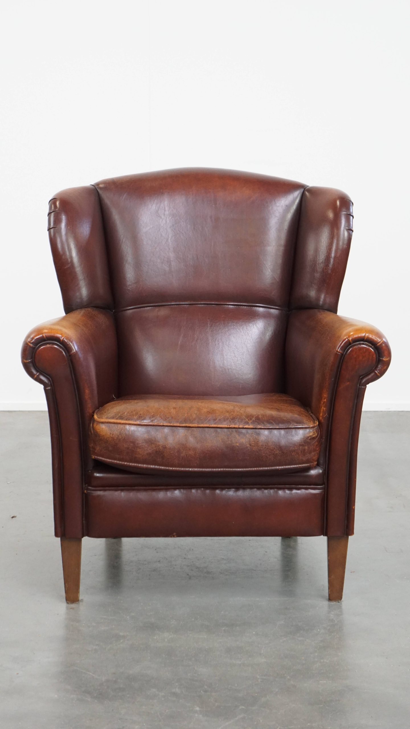 Karaktervolle Schapenleren Oorfauteuil Met Een Donkere Warme Kleurstelling En Een Prachtig Patina image 3