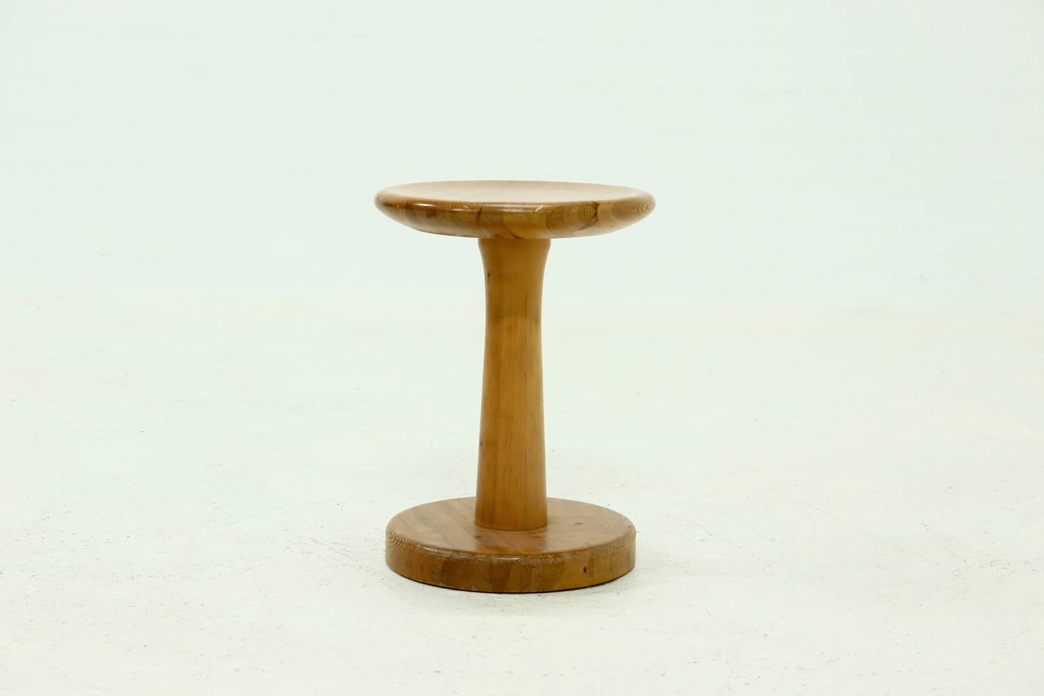 スツール Rainer Daumiller Pine Stool 1970s Kruk Pine Houtkleurig bij Reliving