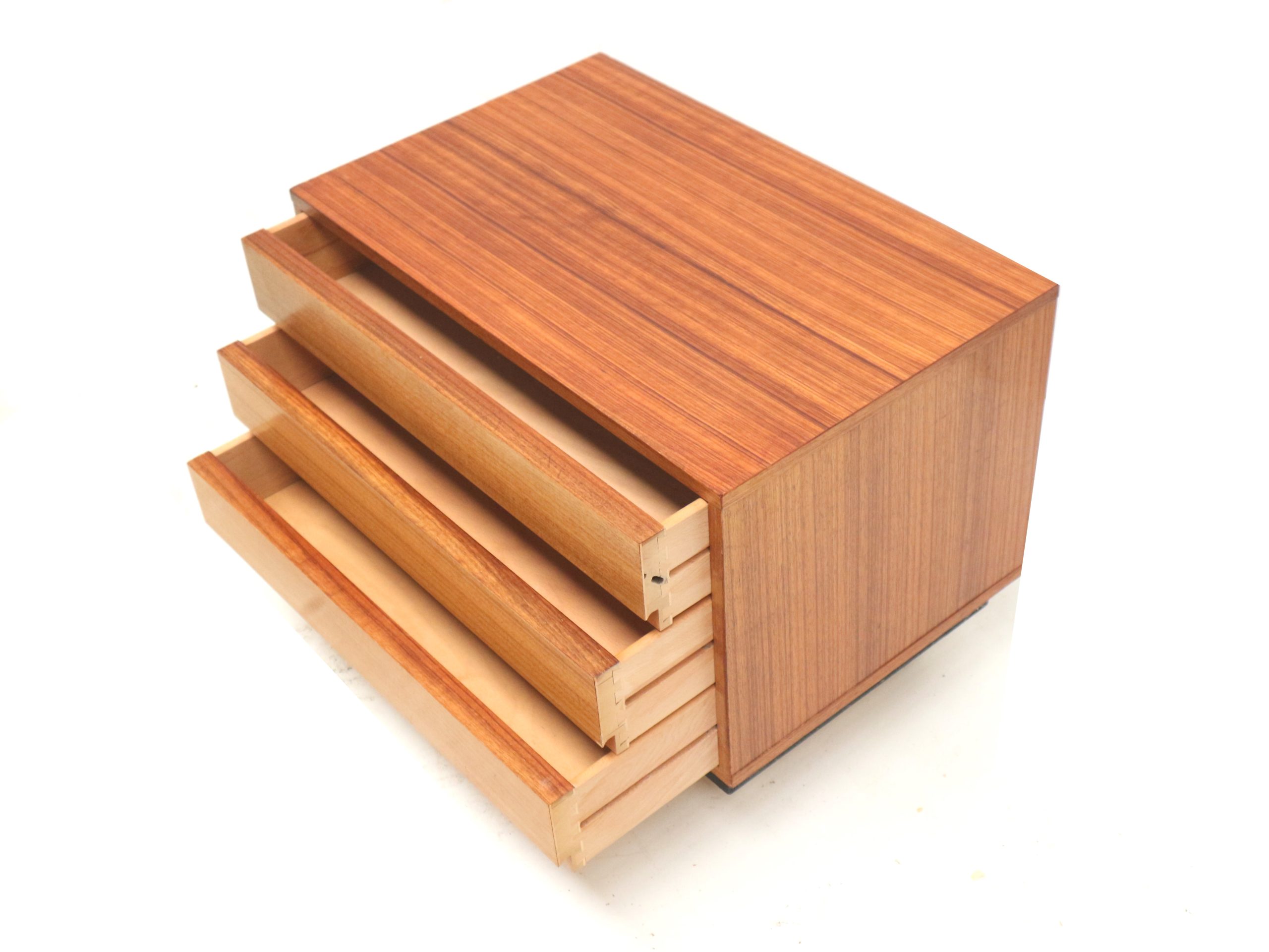 Vintage Ladekastje Op Wieltjes Gemaakt In De Jaren ’60 image 4