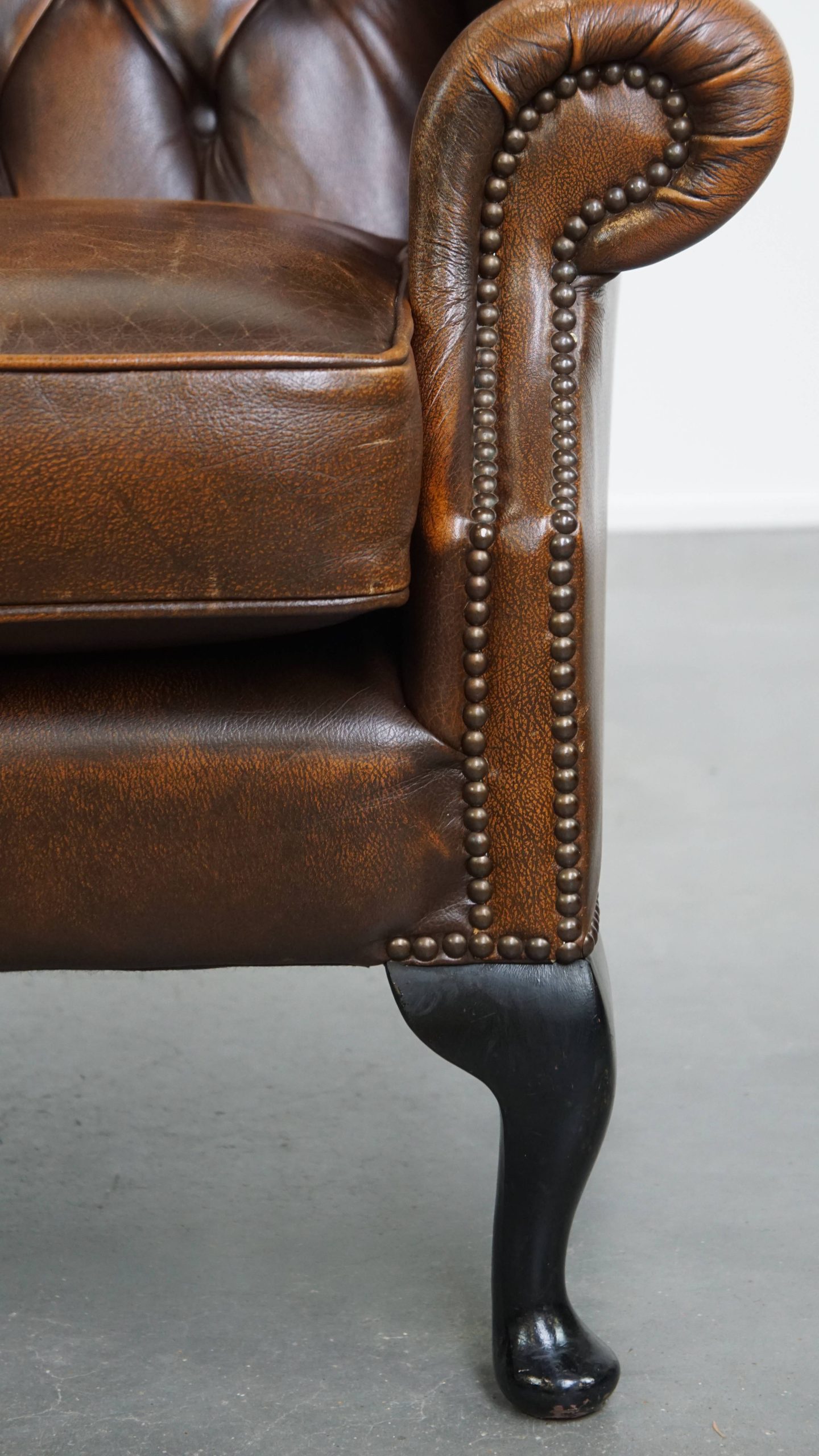 In Nette Staat Verkerende Klassieke Cognac Bruine Rundleren Chesterfield Oorfauteuil image 11