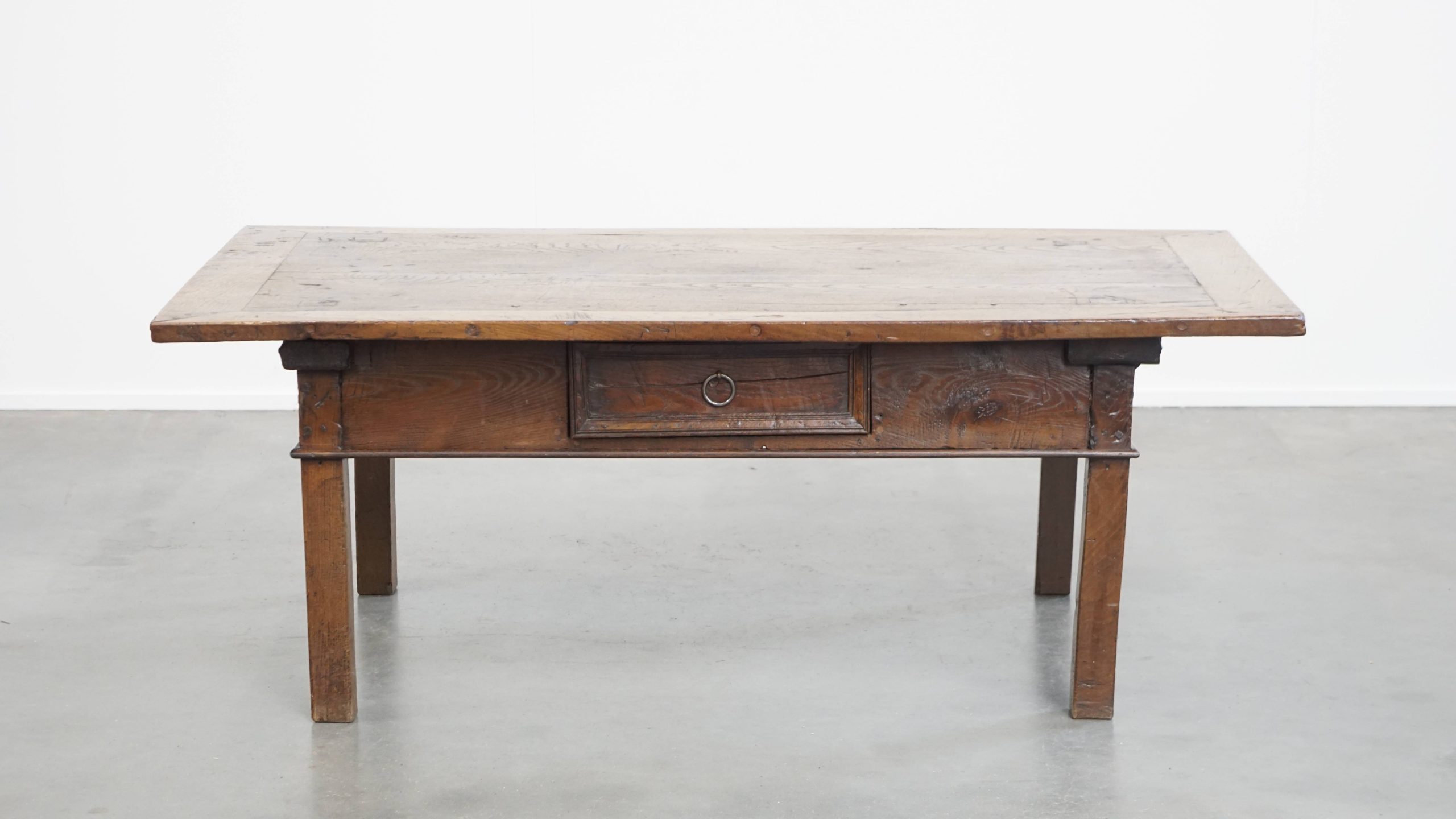 Karaktervolle Antieke Zuid Europese Kastanjehouten Salontafel Uit De 18e Eeuw Met Een Lade image 3