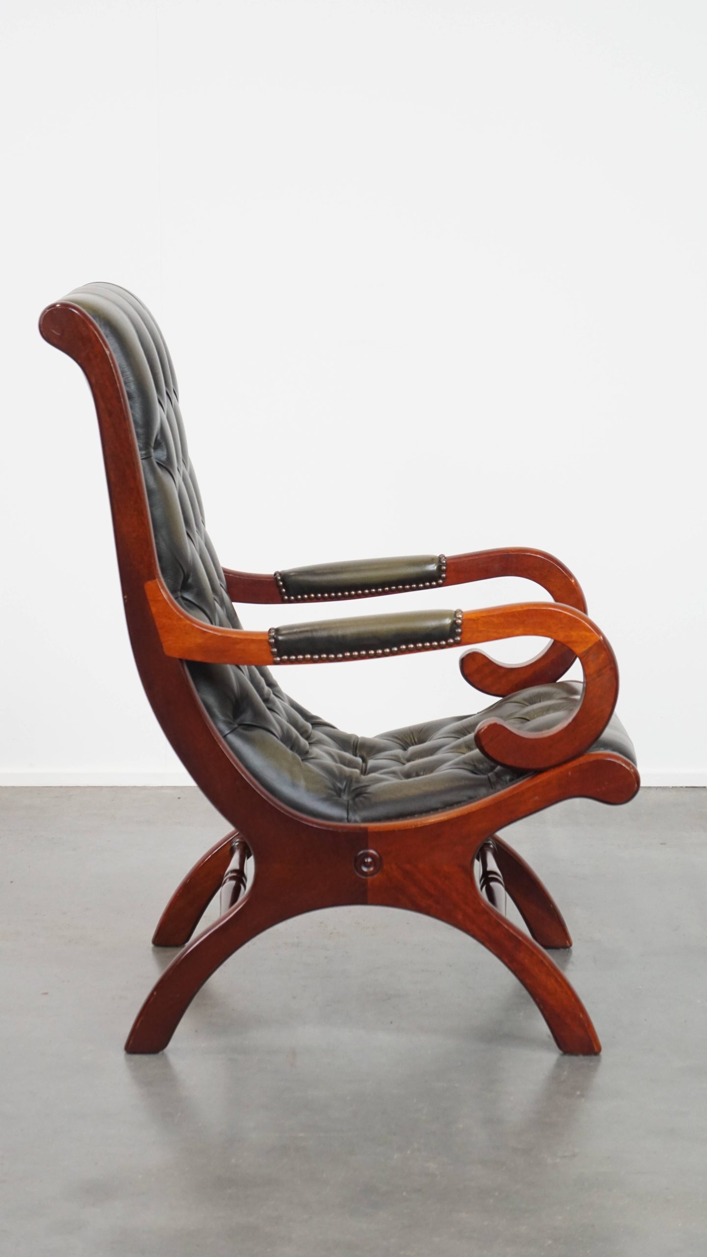 Elegante Groene Rundleren Engelse Chesterfield Fauteuil Met Een Sierlijke Afwerking Met Hout image 9