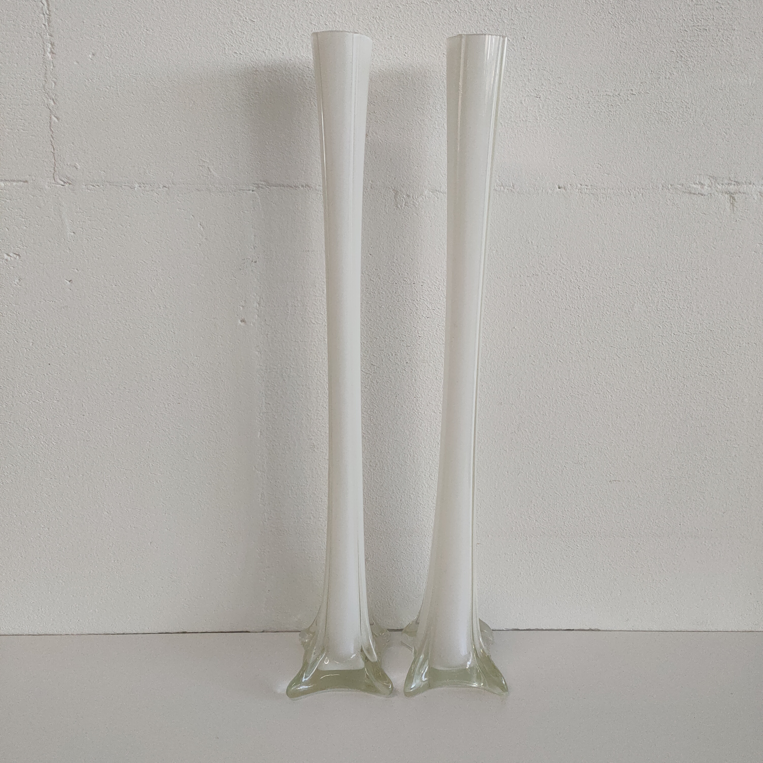 Set Vintage Hoge Smalle Witte Vazen image 3