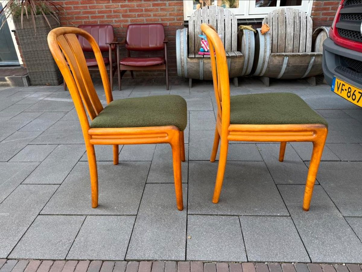 2 Hergestoffeerde Casala Stoelen image 6