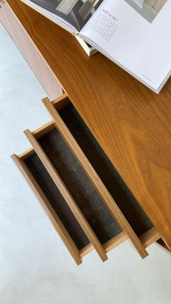 Vintage Houten Dressoir Met 3 Lades En 2 Deurtjes image 4