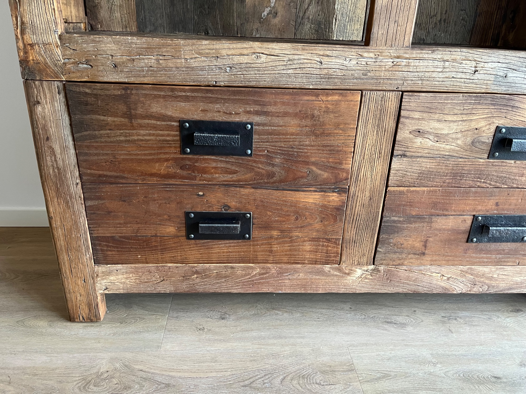 Unieke Kast Van Gerecycled Elmhout – Stoer, Robuust En Karaktervol image 4