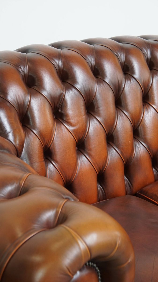 Mooie En Complete Set Van Een 2,5 Zits En 2 Zits Bruine Engelse Rundleren Chesterfield Bank image 13