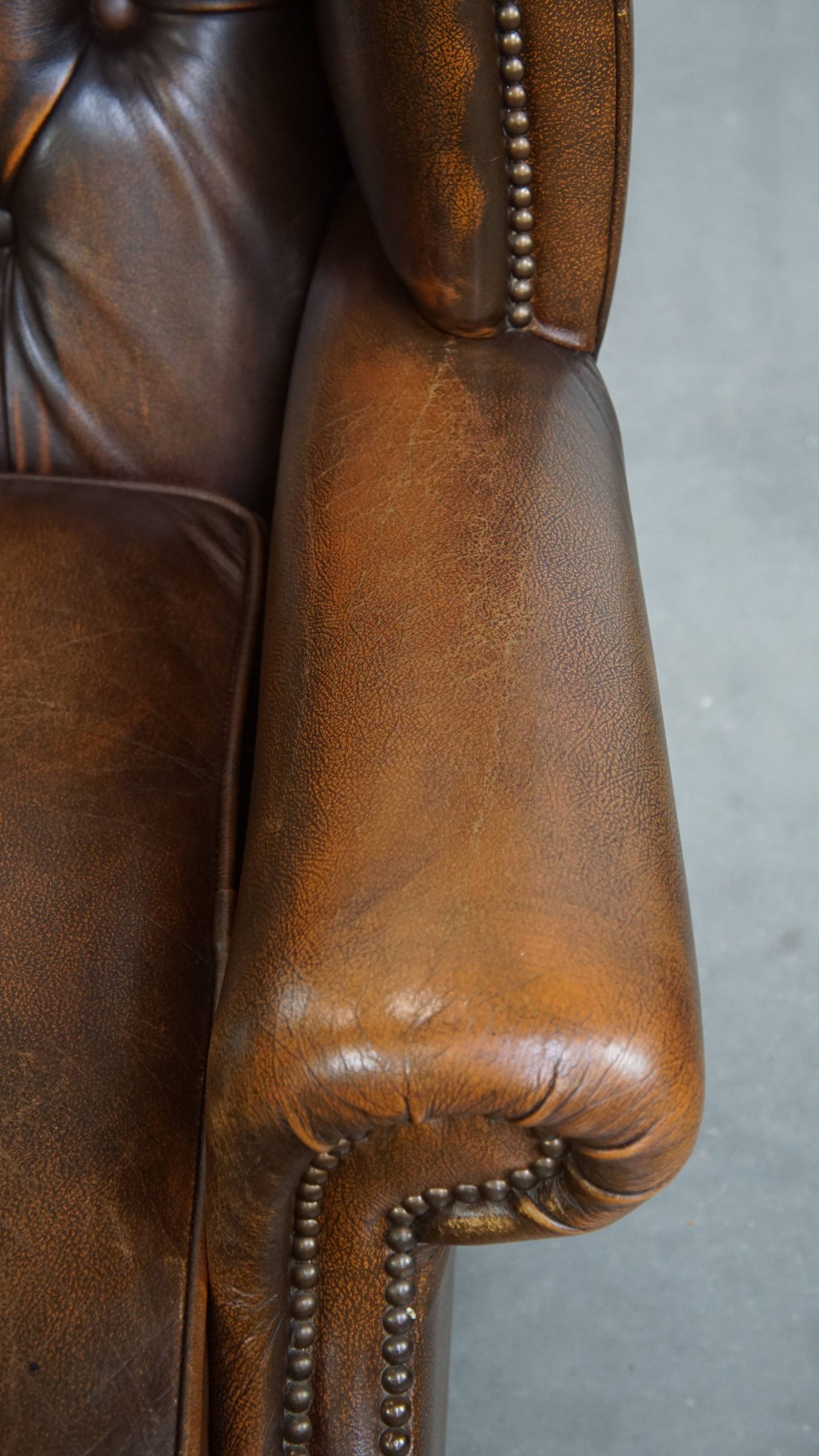 In Nette Staat Verkerende Klassieke Cognac Bruine Rundleren Chesterfield Oorfauteuil image 8
