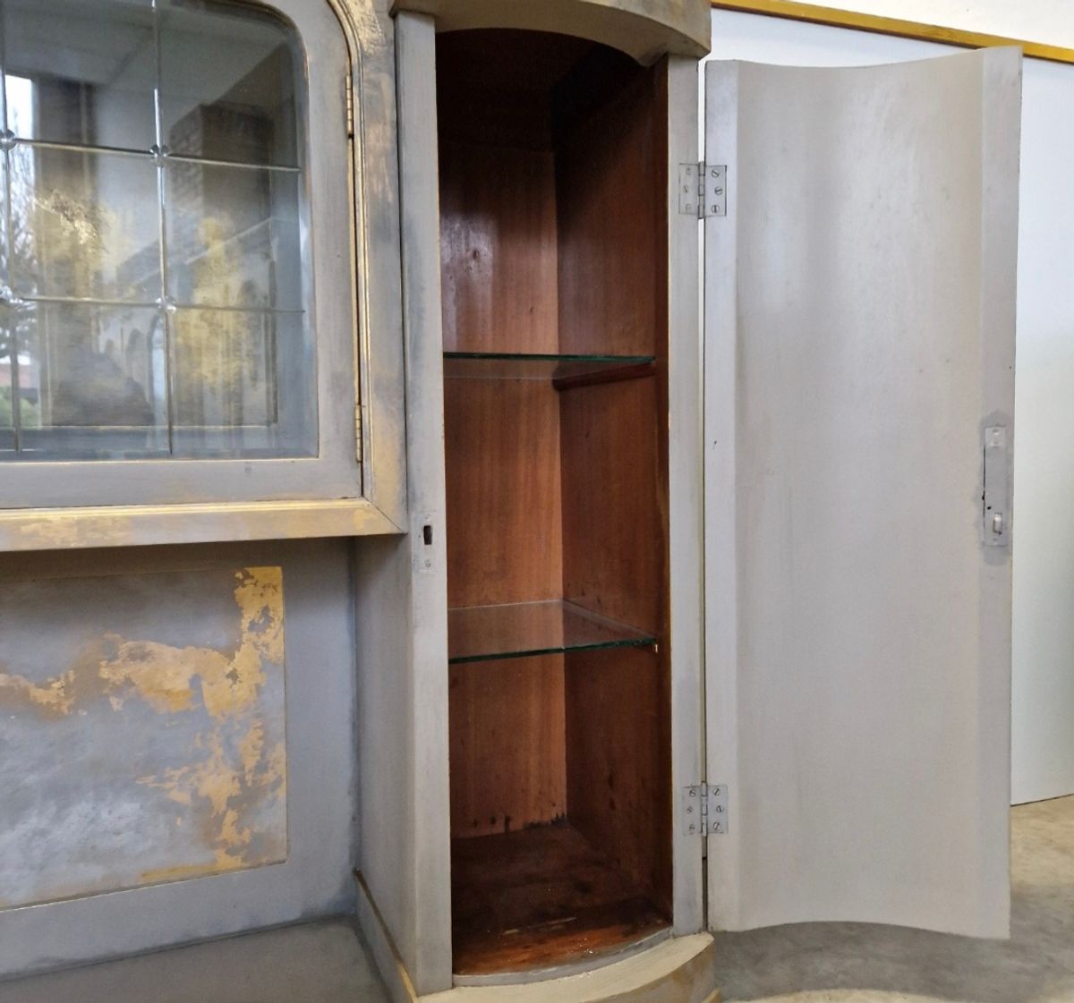 Vitrinekast In Taupe Met Goud Patina Stijl image 4