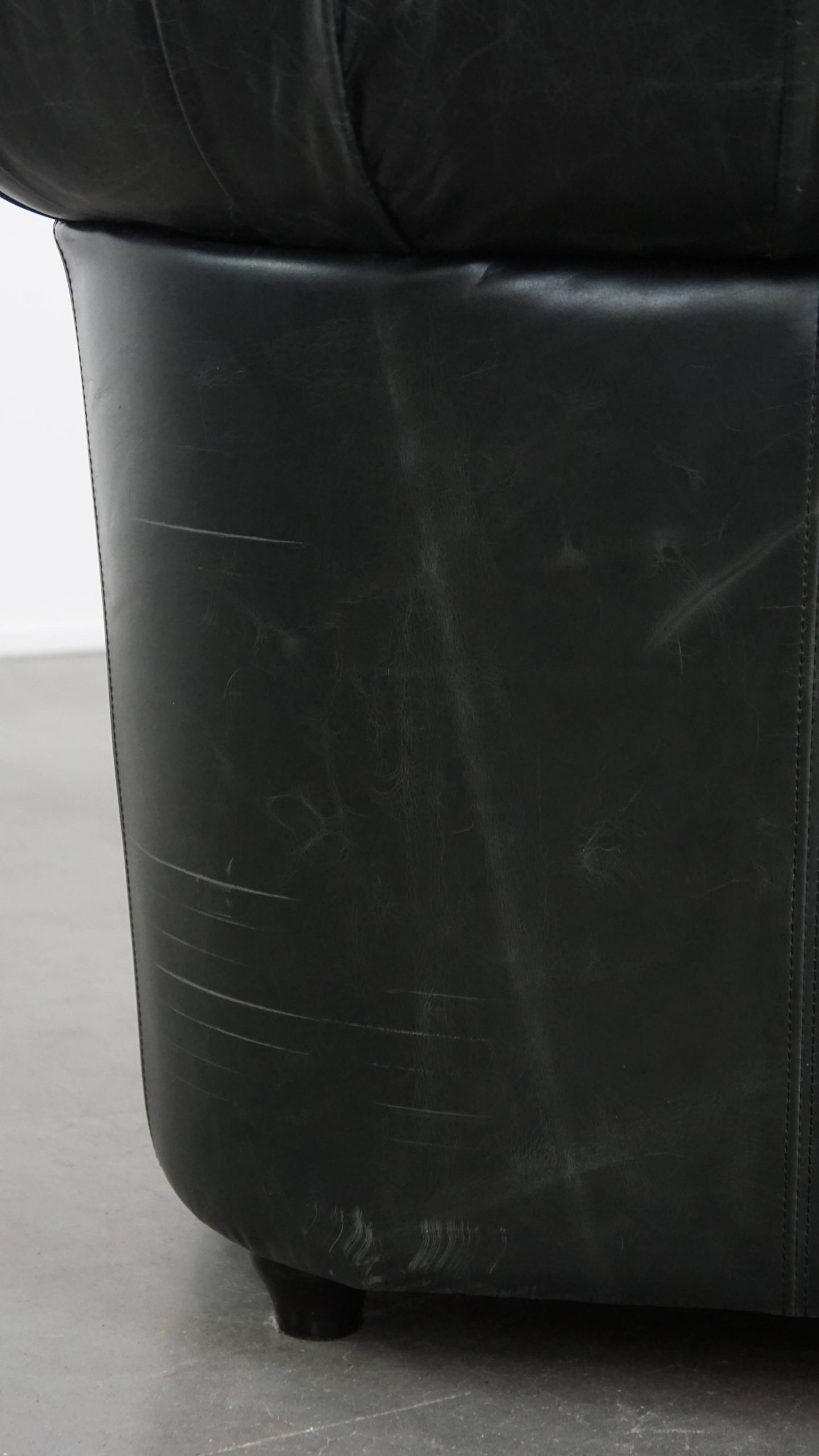 Tijdloze En Klassieke Ruime Zwarte Chesterfield Fauteuil Van Karaktervol Generfd Rundleer image 15