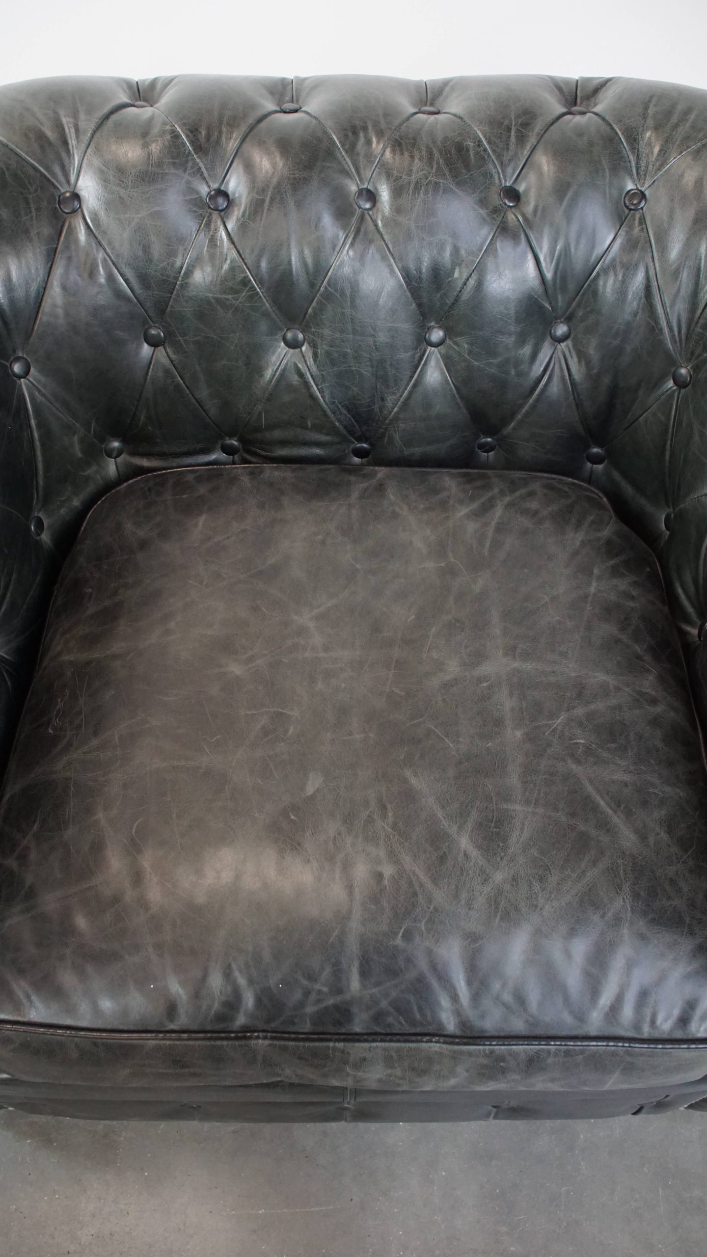 Tijdloze En Klassieke Ruime Zwarte Chesterfield Fauteuil Van Karaktervol Generfd Rundleer image 7