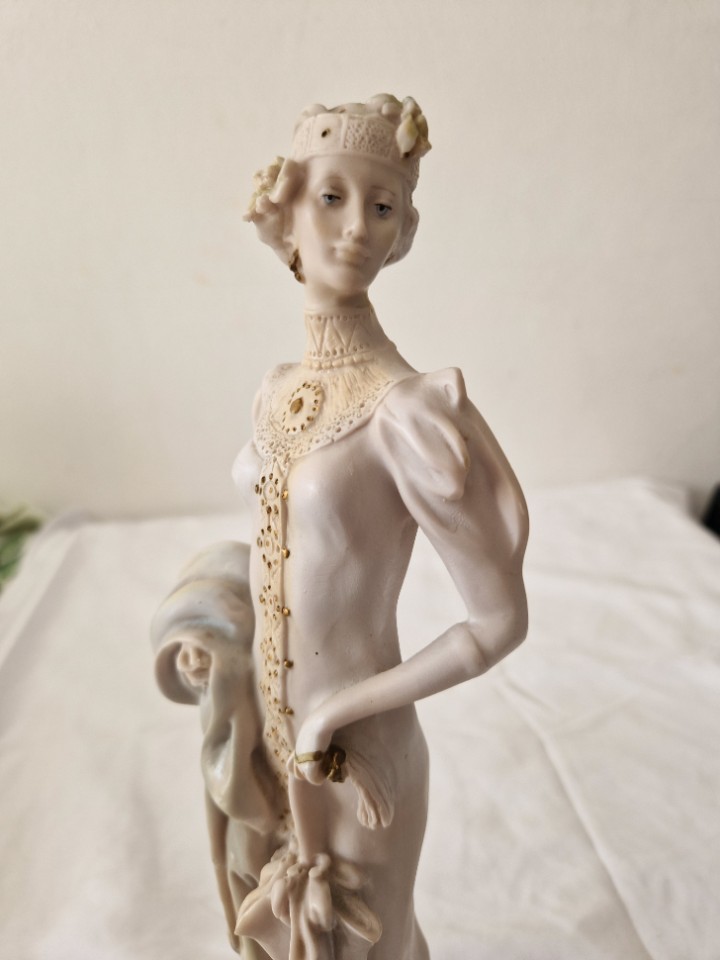 Vintage M.p Capodimonte Sculpture Woman Figure With Umbrella image 8