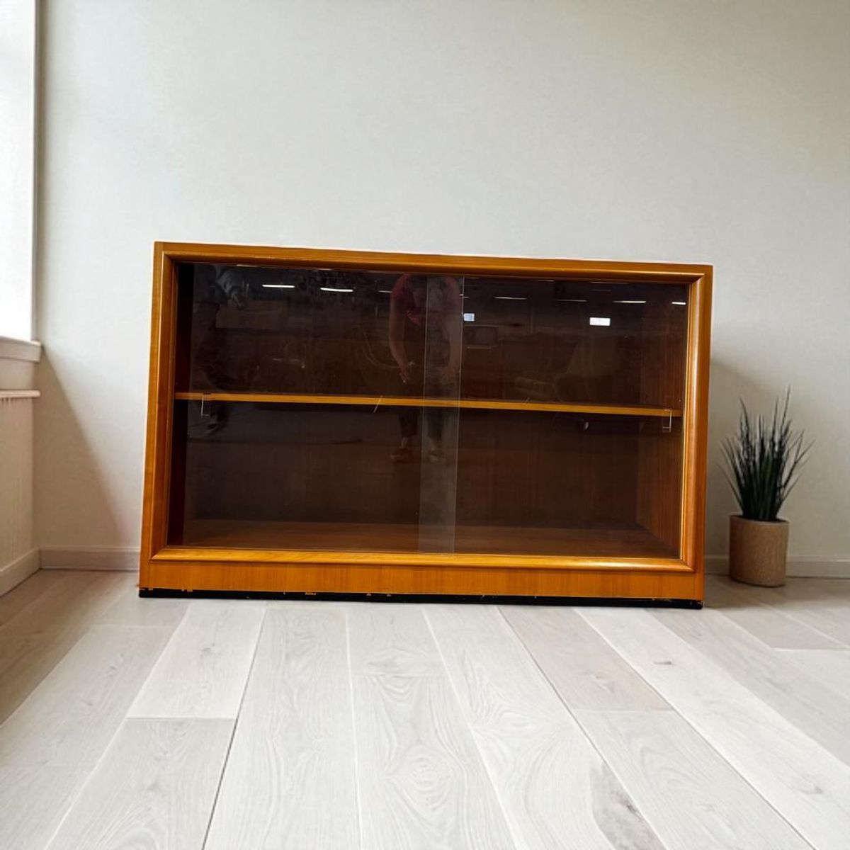 Vintage Lage Vitrinekast / Mini Dressoir / Tvkastje image 5