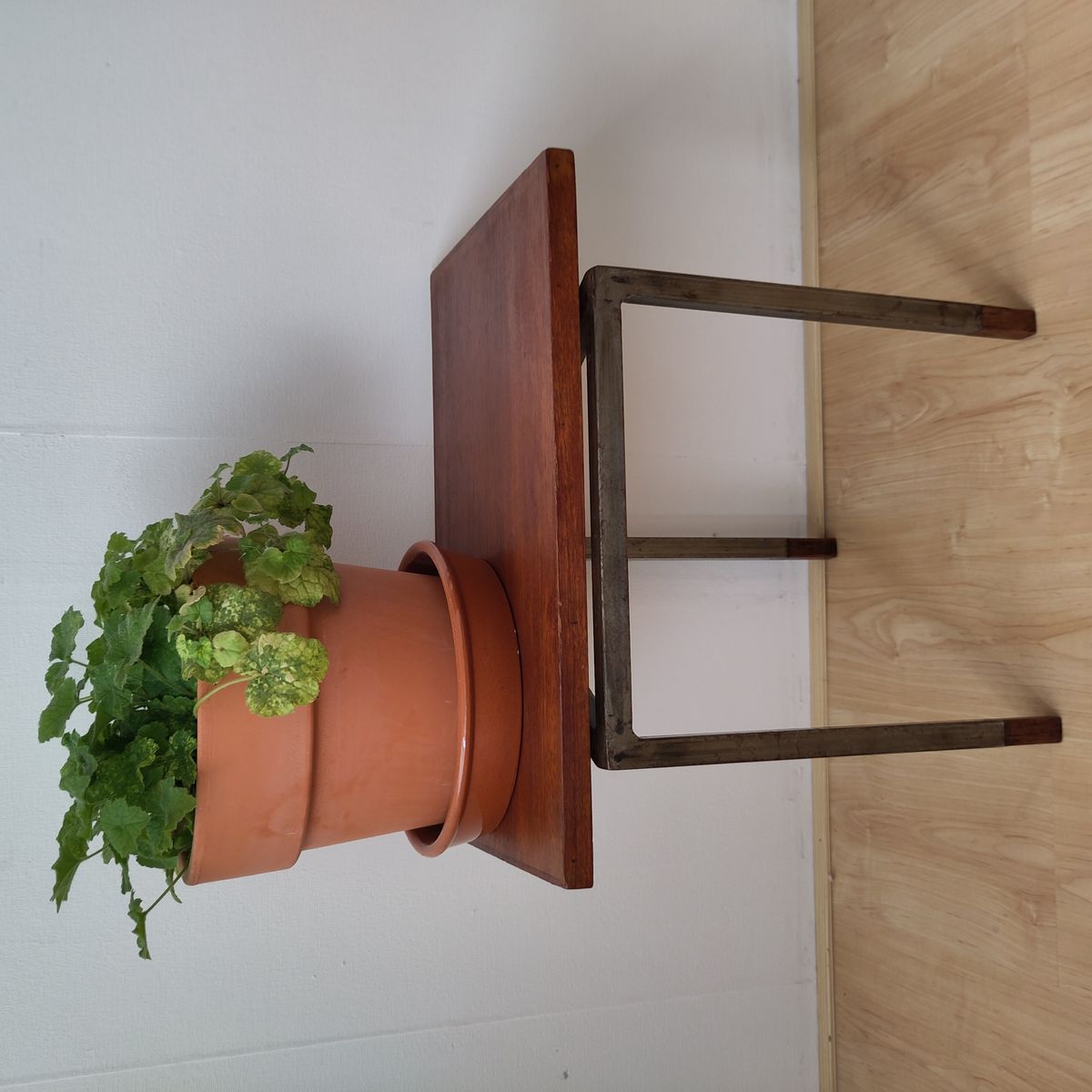 Jaren 60 Bijzettafeltje Hout En Metaal Driepoot image 3