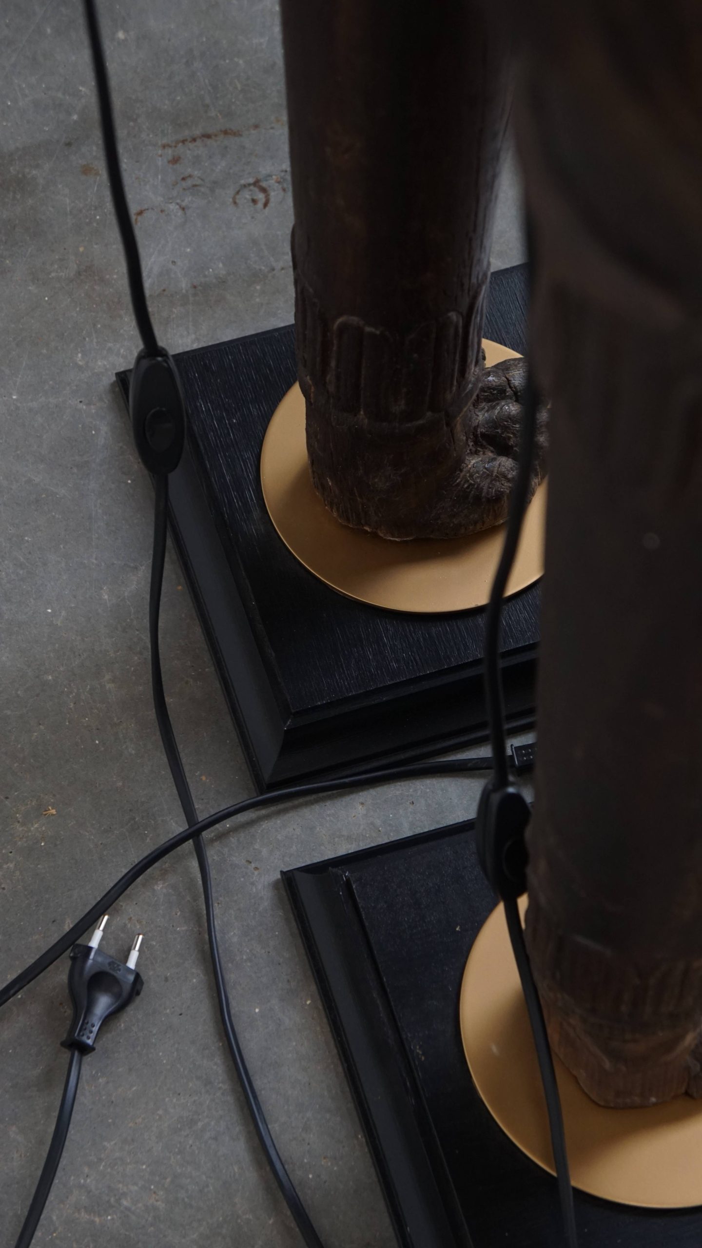 Set Van 2 Prachtige Unieke Handgesneden Antieke Houten Staande Lampen Met Leeuwenkoppen image 11