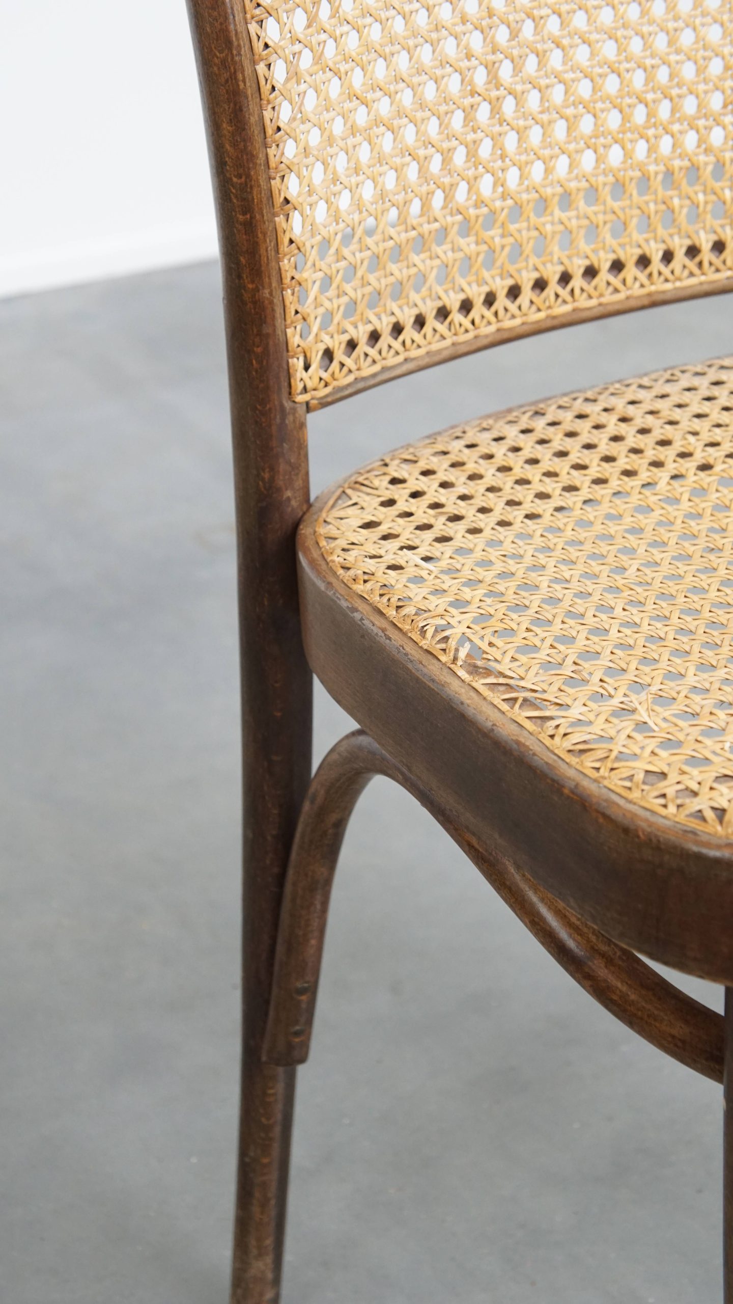 Tijdloos En Charmant Bistro Stoeltje In De Stijl Van Thonet Met Uniek Houten Frame image 8