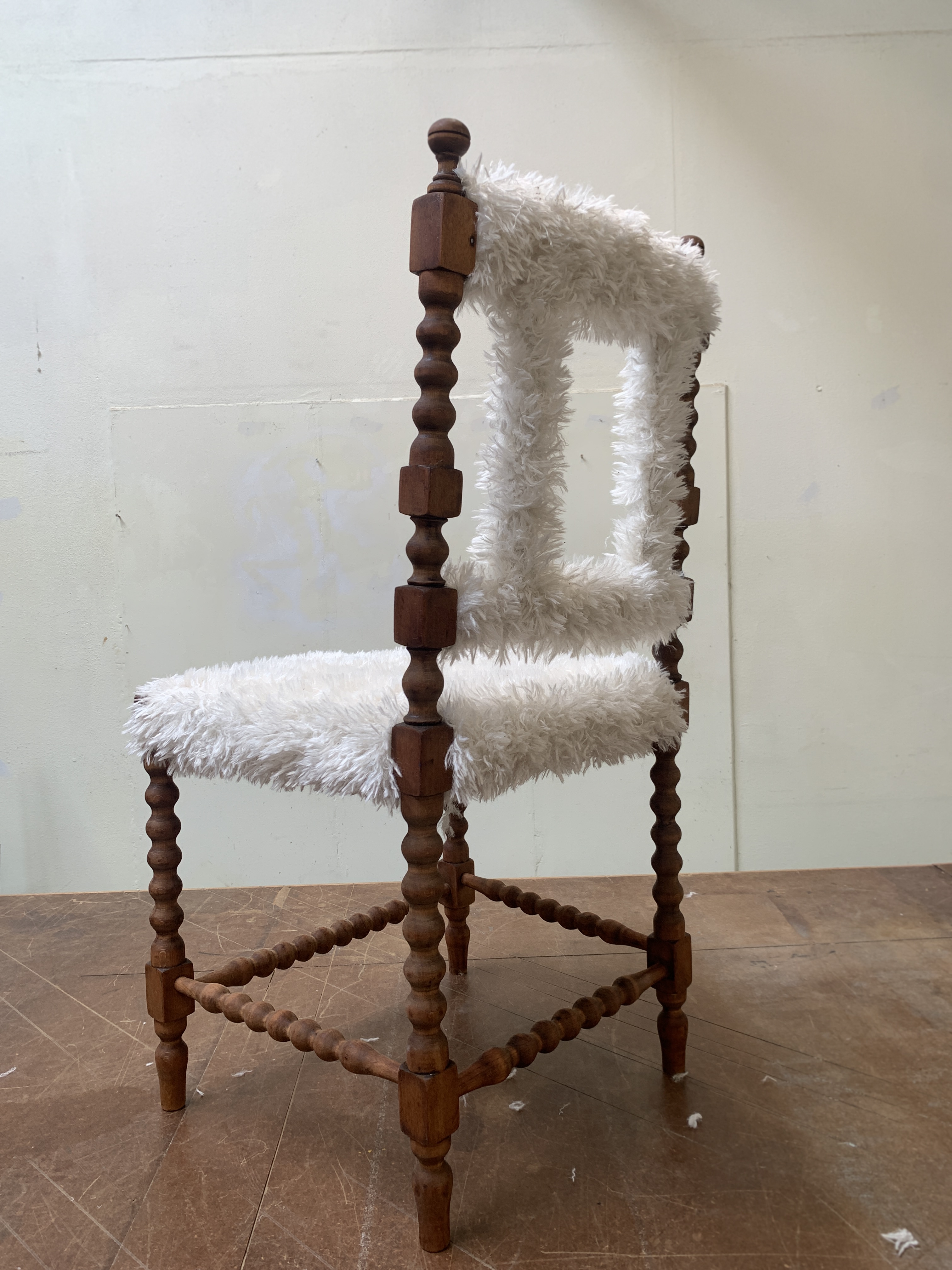 Antieke Houten Spijlenstoel Vs Speels Designobject image 5