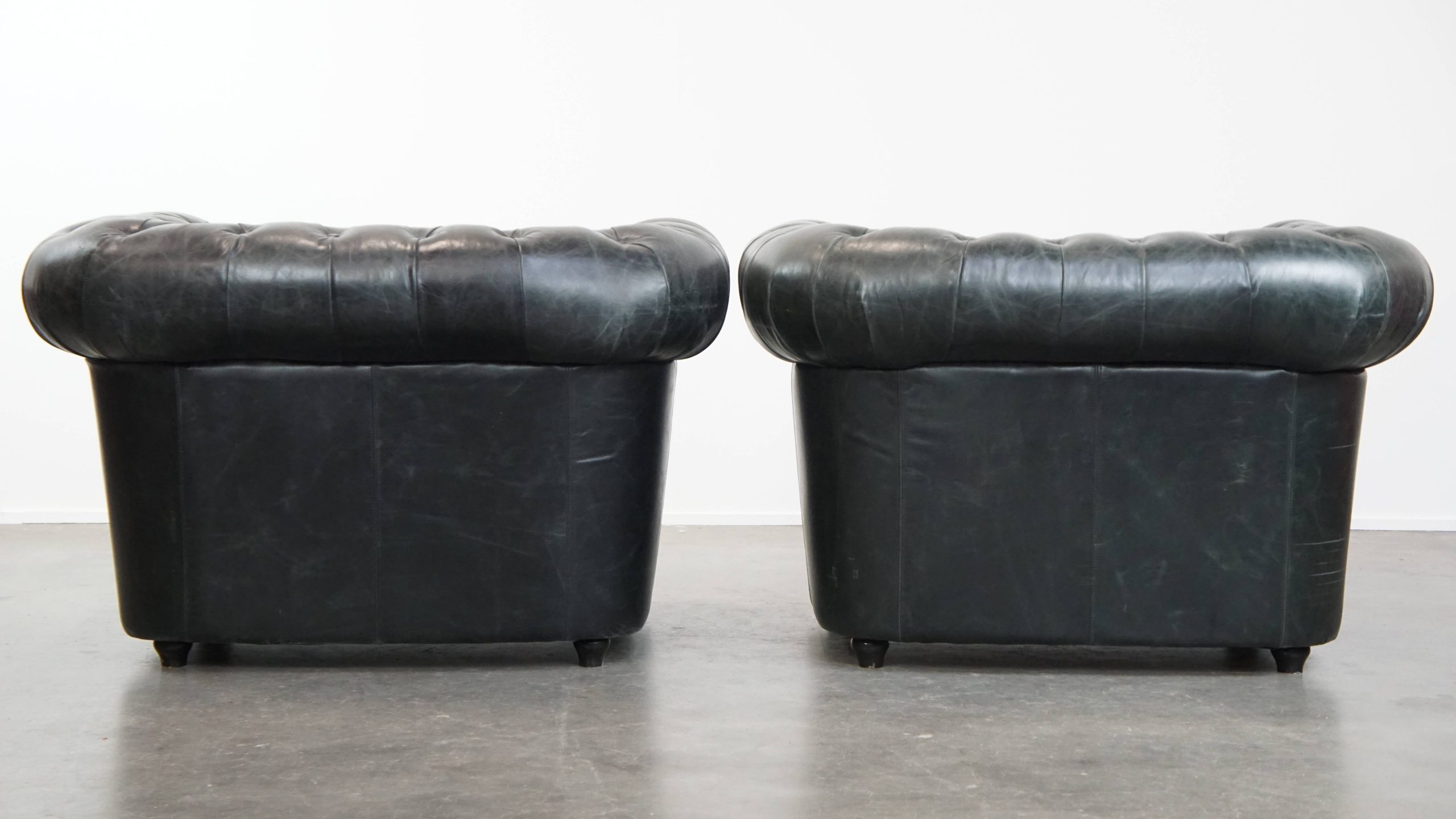 Tijdloze En Klassieke Set Ruime Zwarte Chesterfield Fauteuils Van Karaktervol Generfd Rundleer image 4
