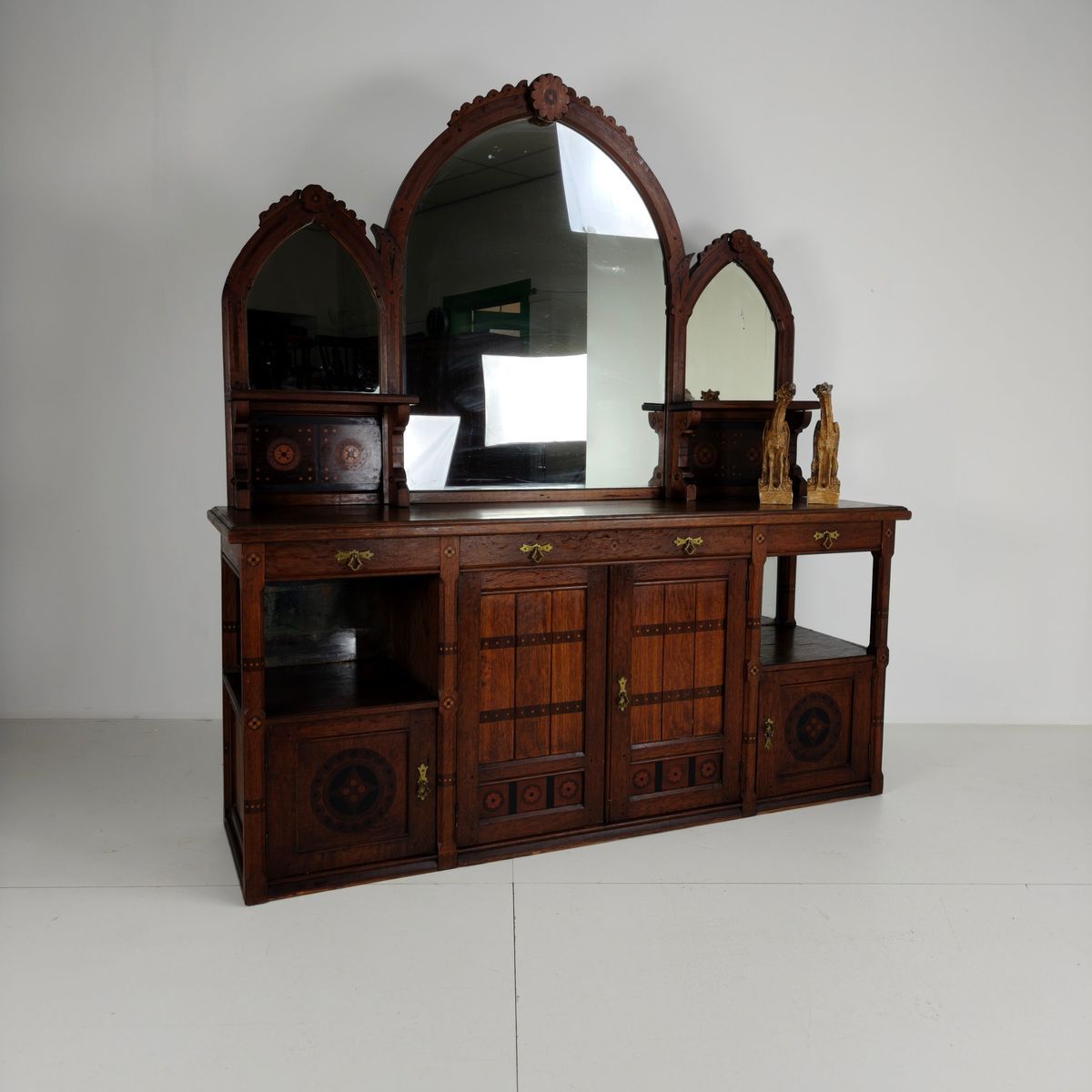 Zeldzaam 19e-eeuws Engels Arts & Crafts Eikenhouten Dressoir Van Pratt & Prince – Inlegwerk Met Zonnebloemmotie image 3