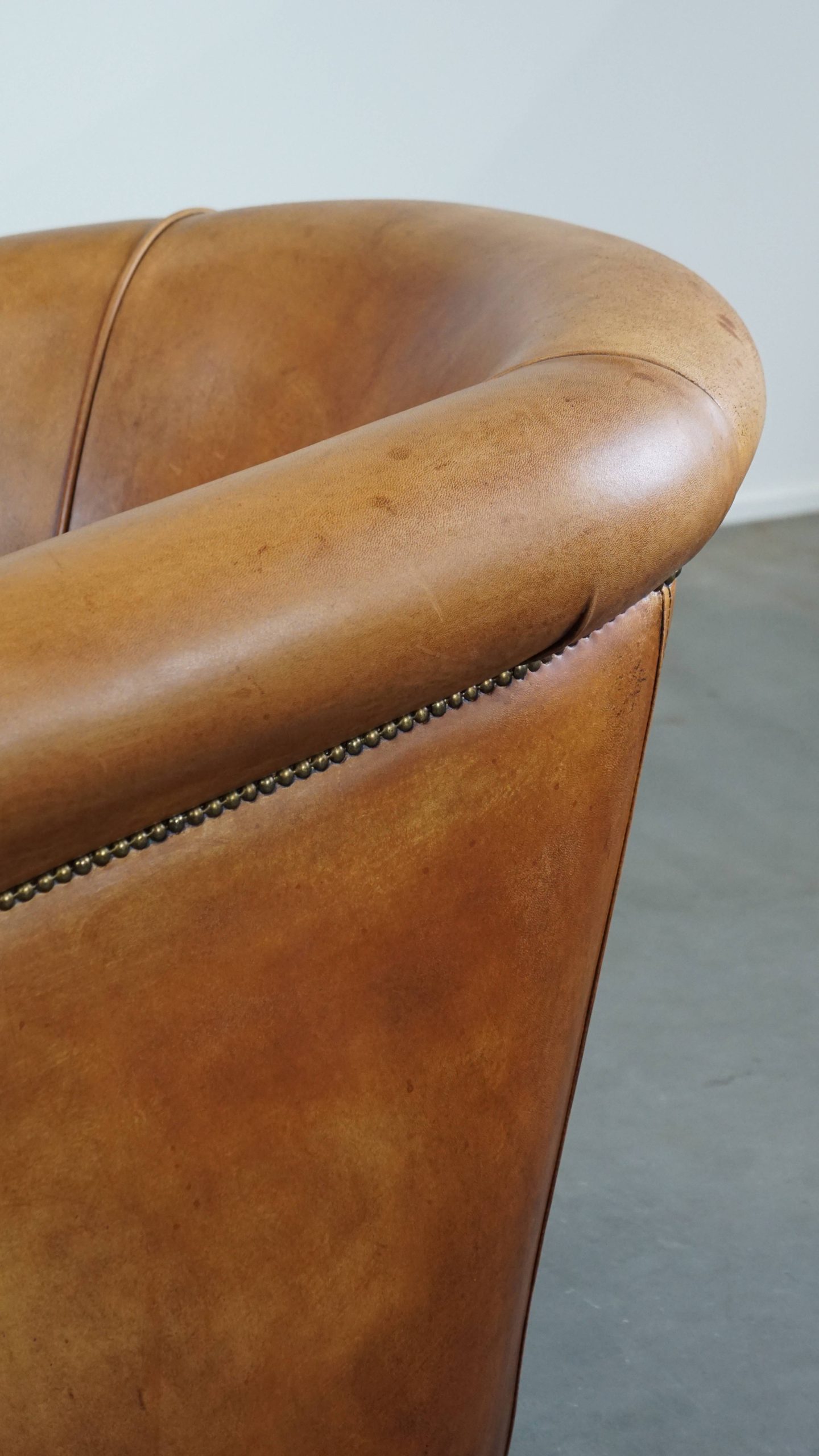 Schapenleren Clubfauteuil Met Een Correcte Afwerking Met Siernagels, In Goede Staat image 13