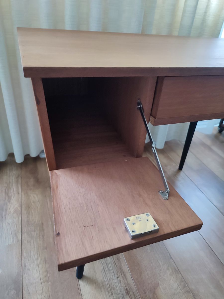 Vintage Houten Bureau Op Zwarte Poten Met Lade En Kastje image 15