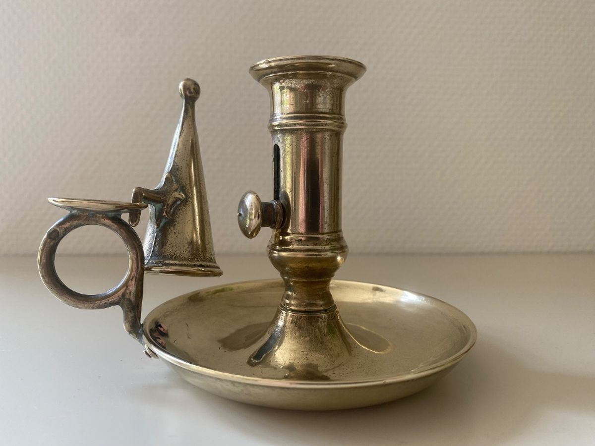 Antieke Kandelaar In Massief Koper image 2