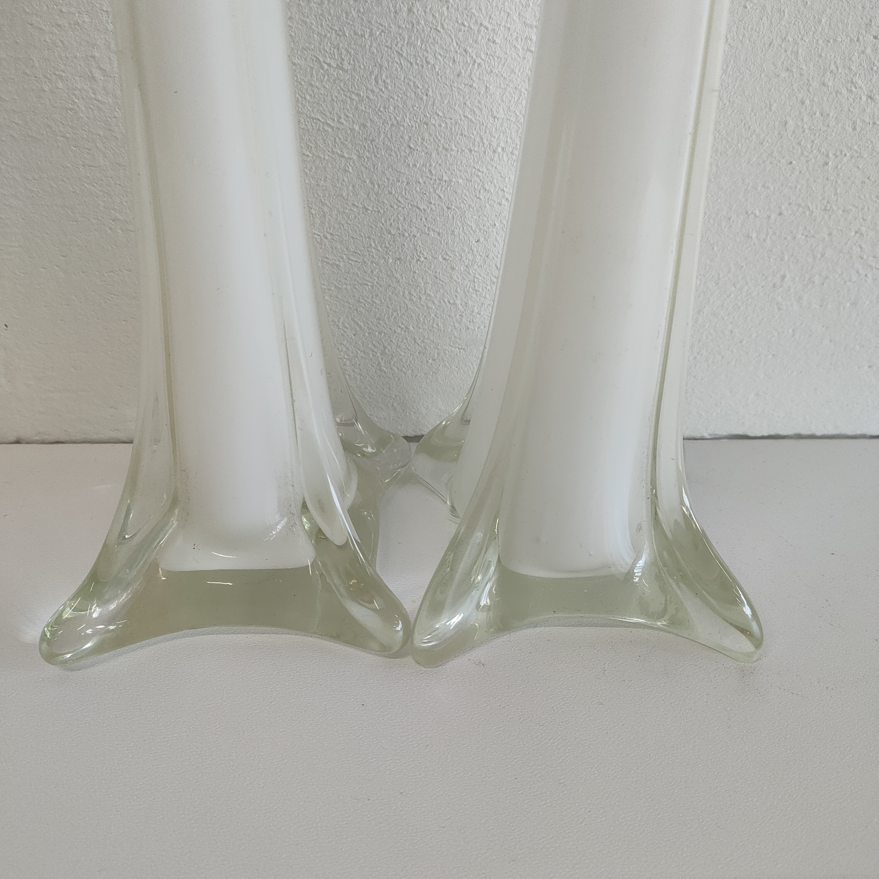 Set Vintage Hoge Smalle Witte Vazen image 6