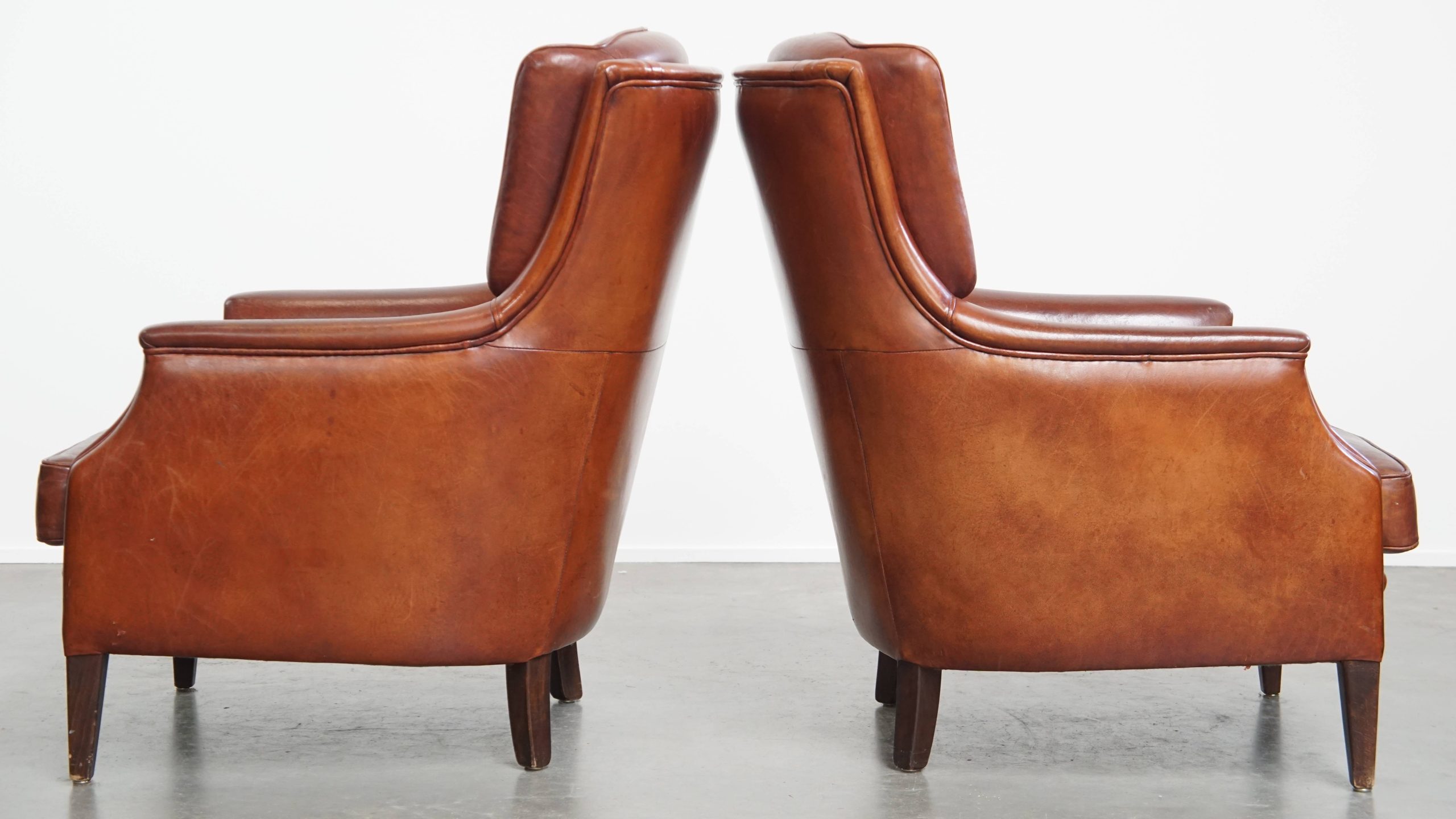 Comfortabele En Karaktervolle Set Van 2 Schapenleren Chesterfield Fauteuils Met Hocker image 6