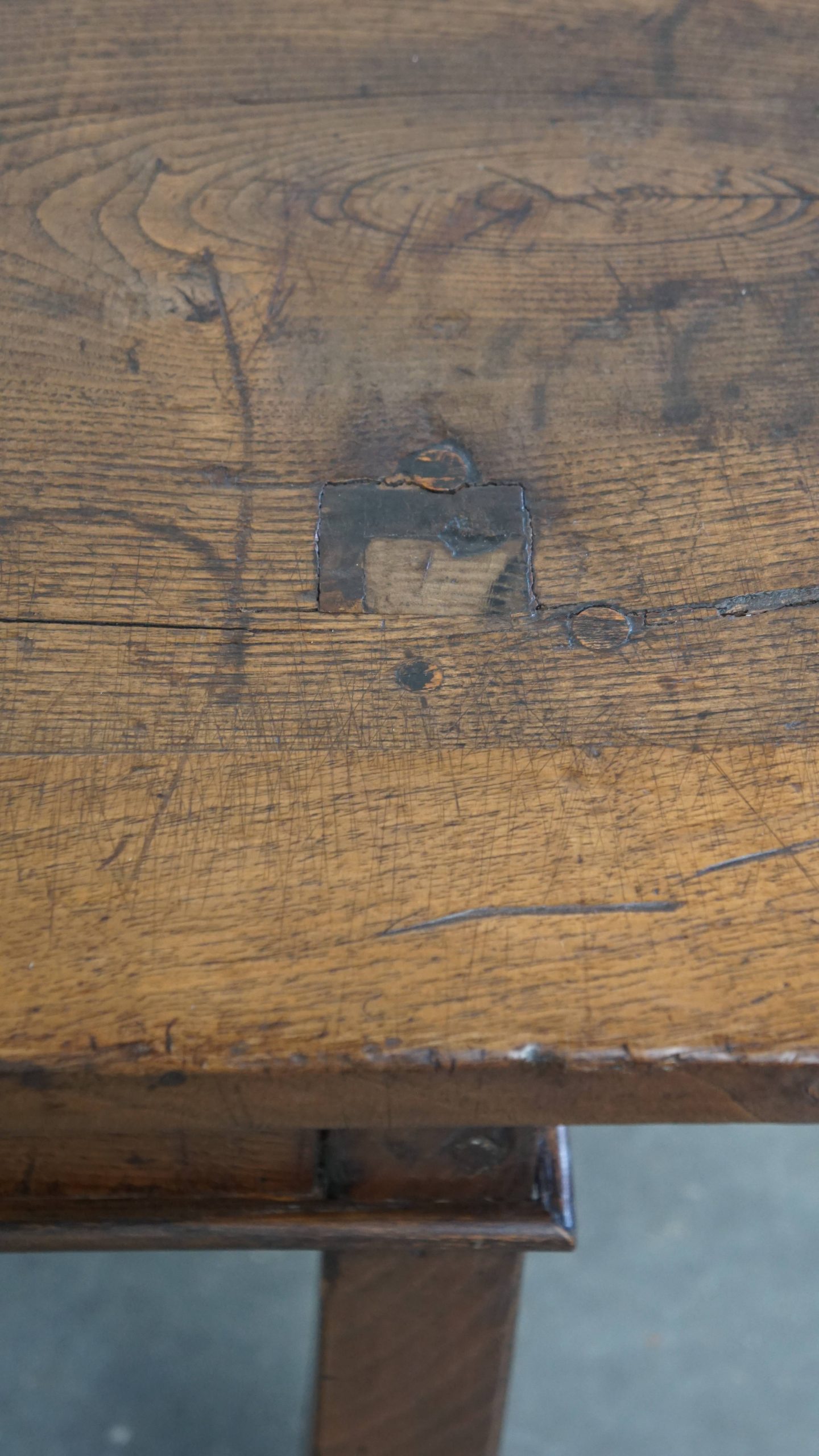 Karaktervolle Antieke Zuid Europese Kastanjehouten Salontafel Uit De 18e Eeuw Met Een Lade image 12