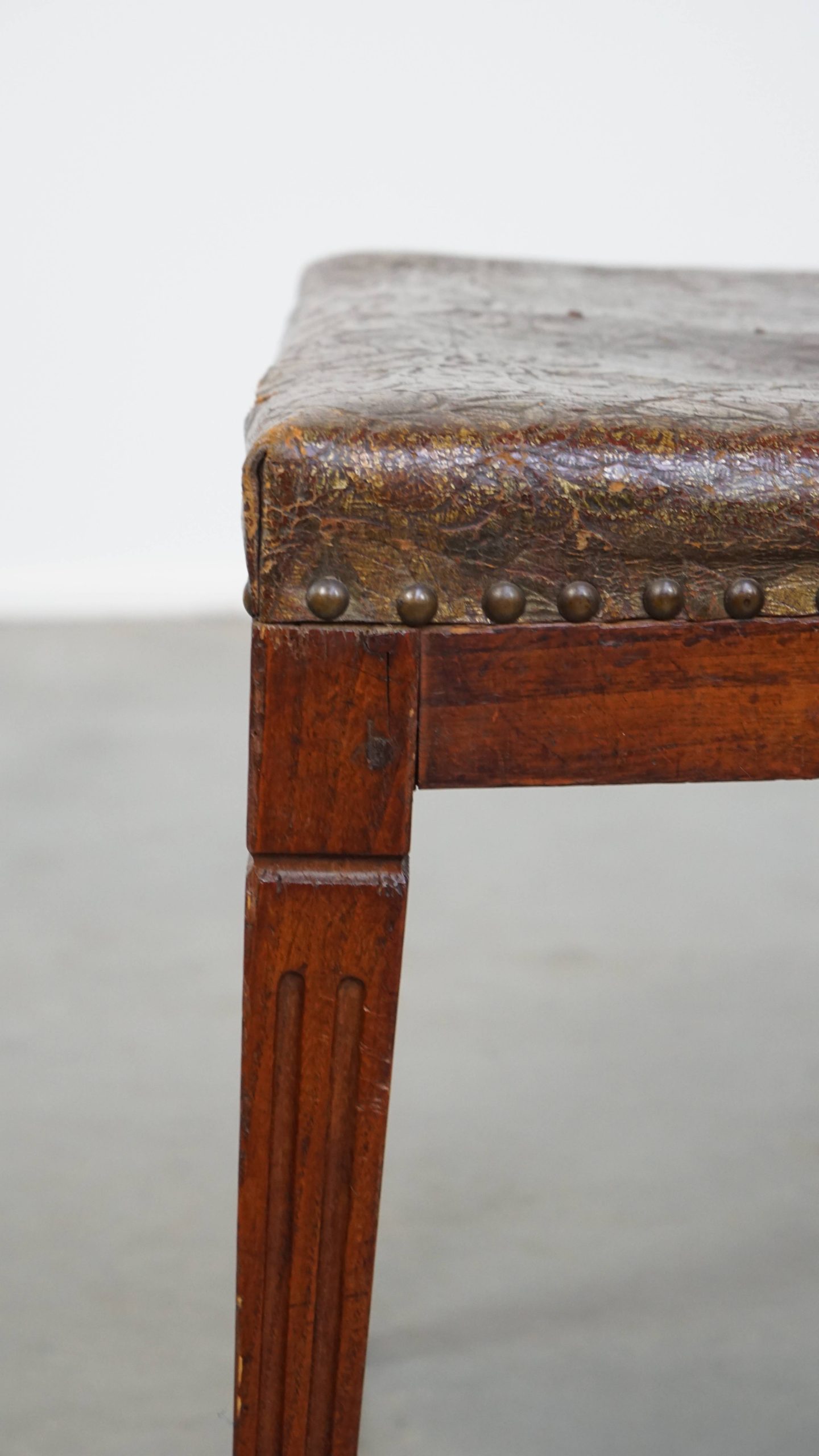 Unieke En Karaktervolle Set Van 6 Originele Antieke Hollandse Leren Eetkamerstoelen image 6