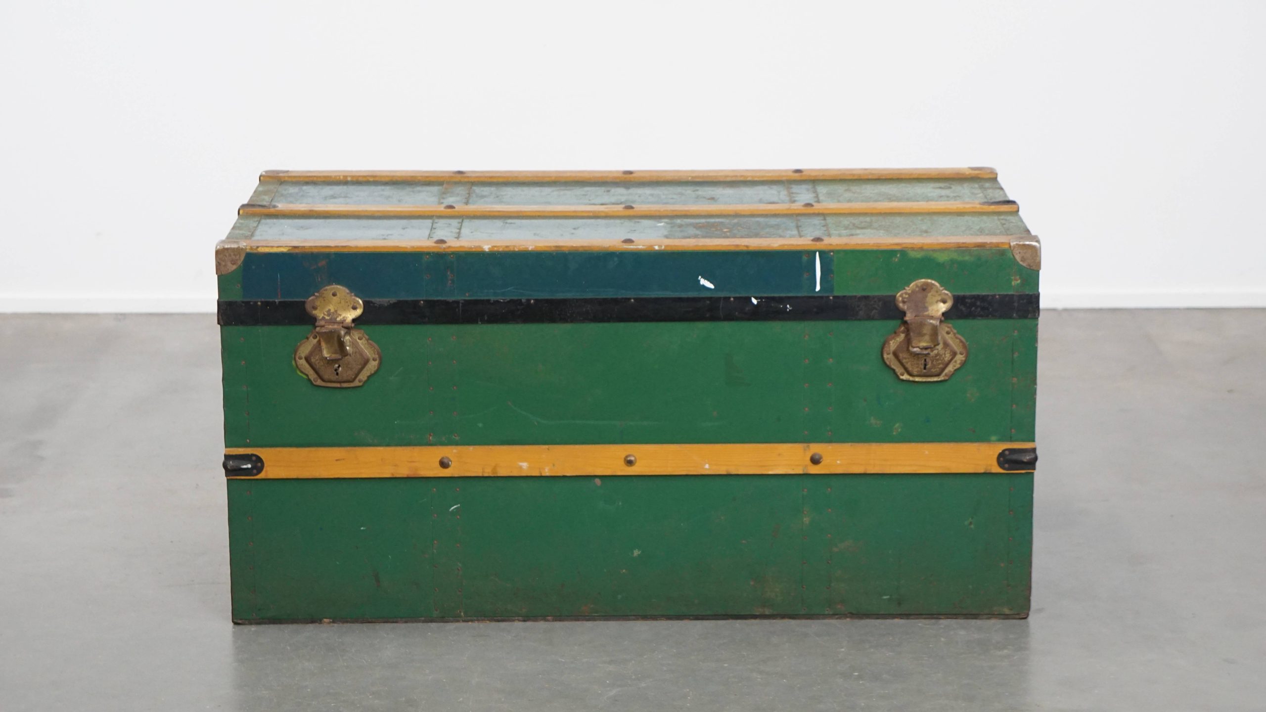 Grote Originele Antieke Reiskist/ Salontafel Uit Begin 1900 Met Handvaten En Opvallende Kleuren image 4