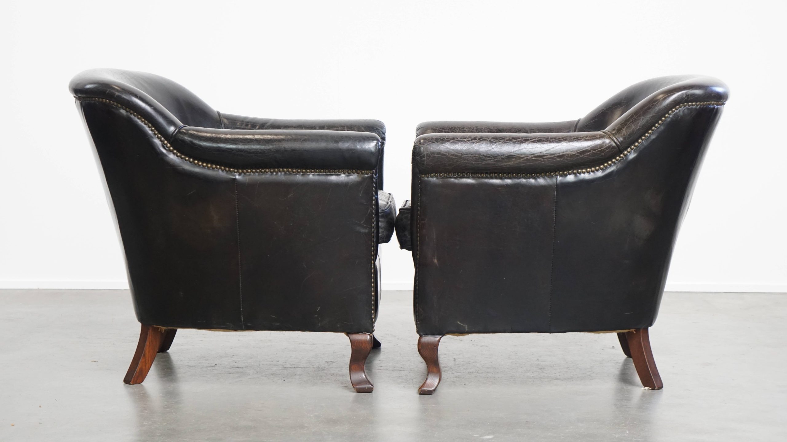 Leuke En Stoere Set Van 2 Zwarte, Generfde, Rundleren Armchairs Met Een Mooie Vormgeving image 3