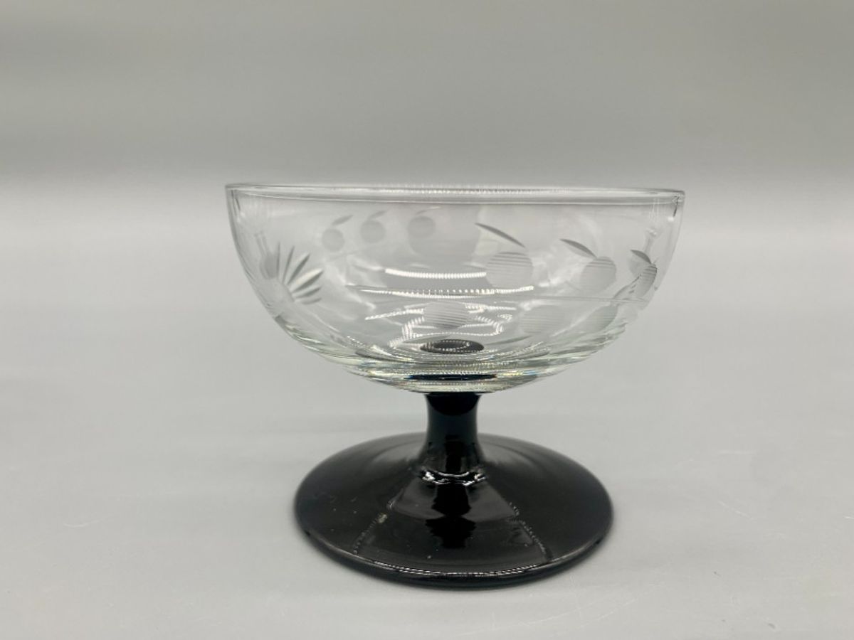 Set Vintage Gegraveerde Coupe Glaasjes Zwarte Voet 3 Stuks image 4