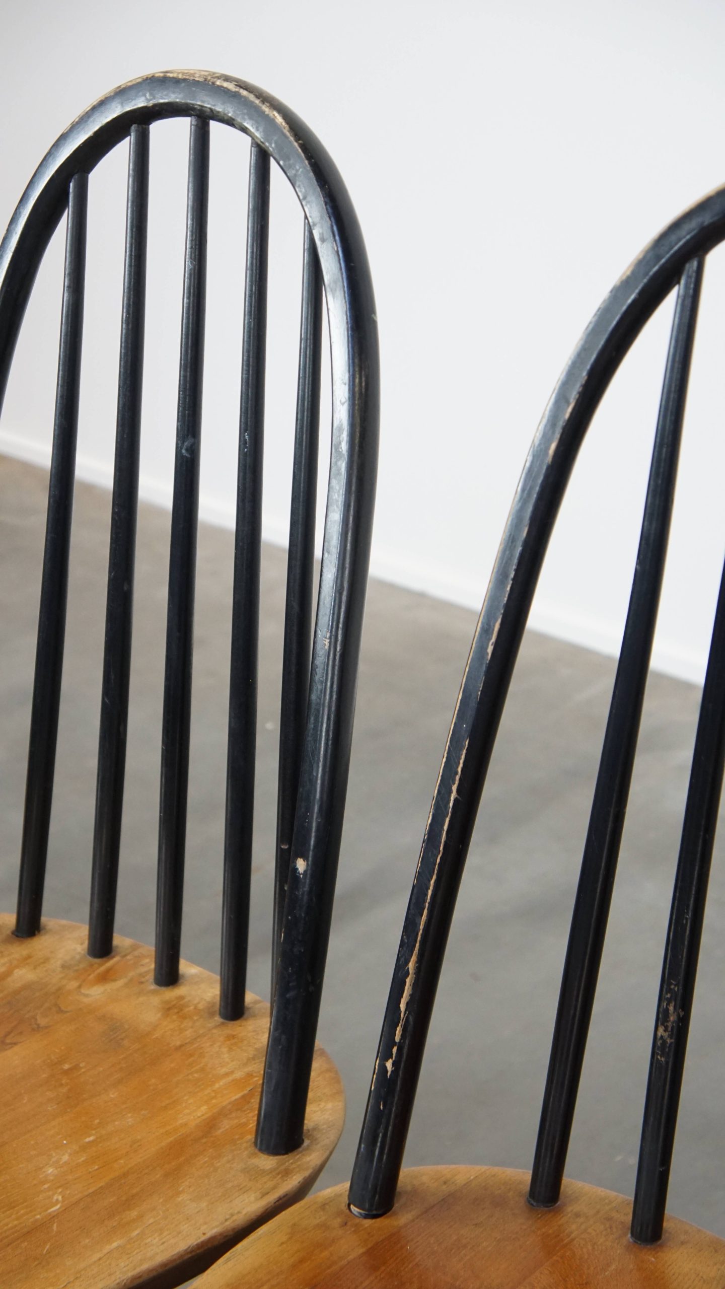 Set Van 4 Vintage Houten Design Stoelen Met Zwarte Spijlen Rugleuning En Bruine Zitting image 14