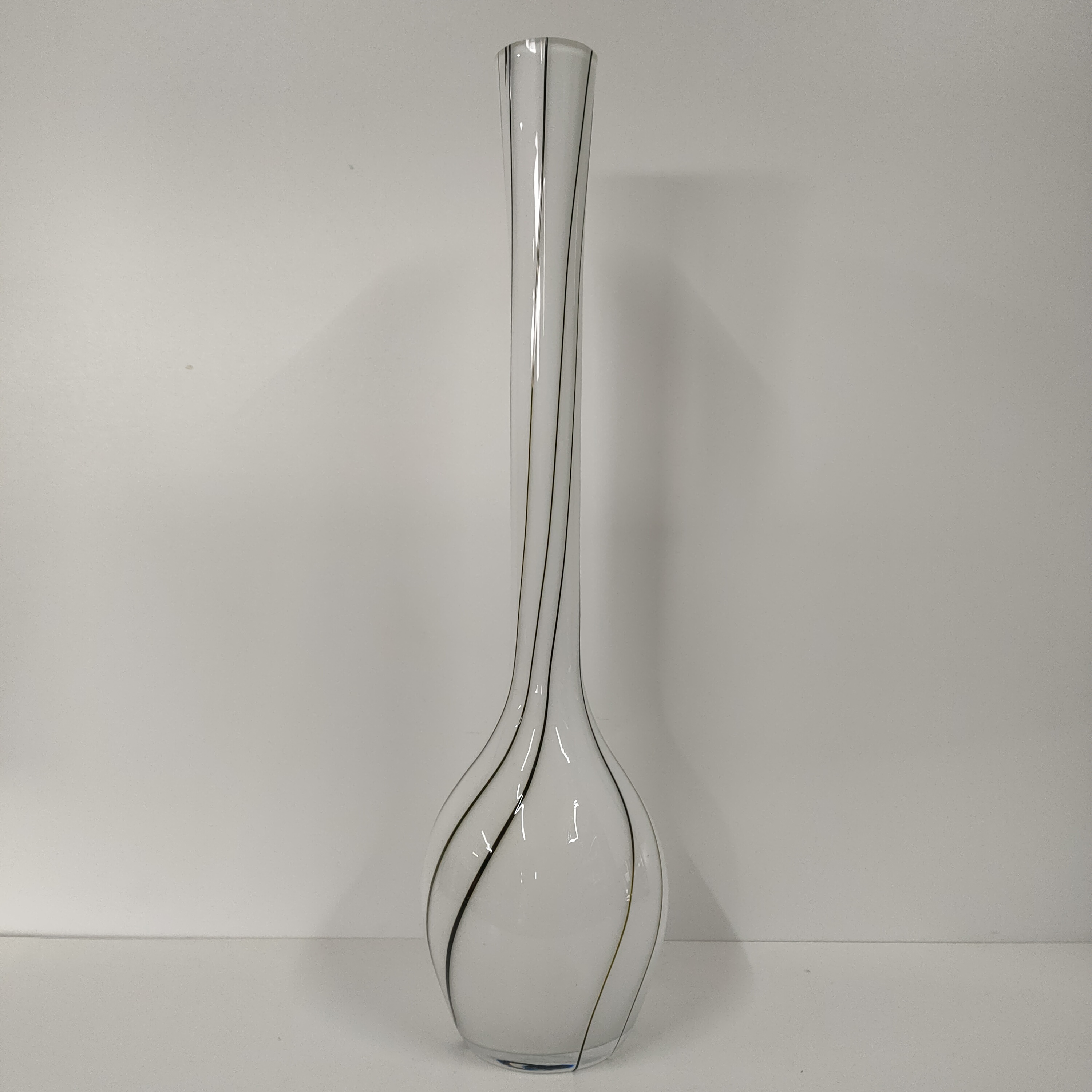 Hoge'handgemaakte Designvaas Met Zwarte Opgelegde 'glas' Lijnen image 2