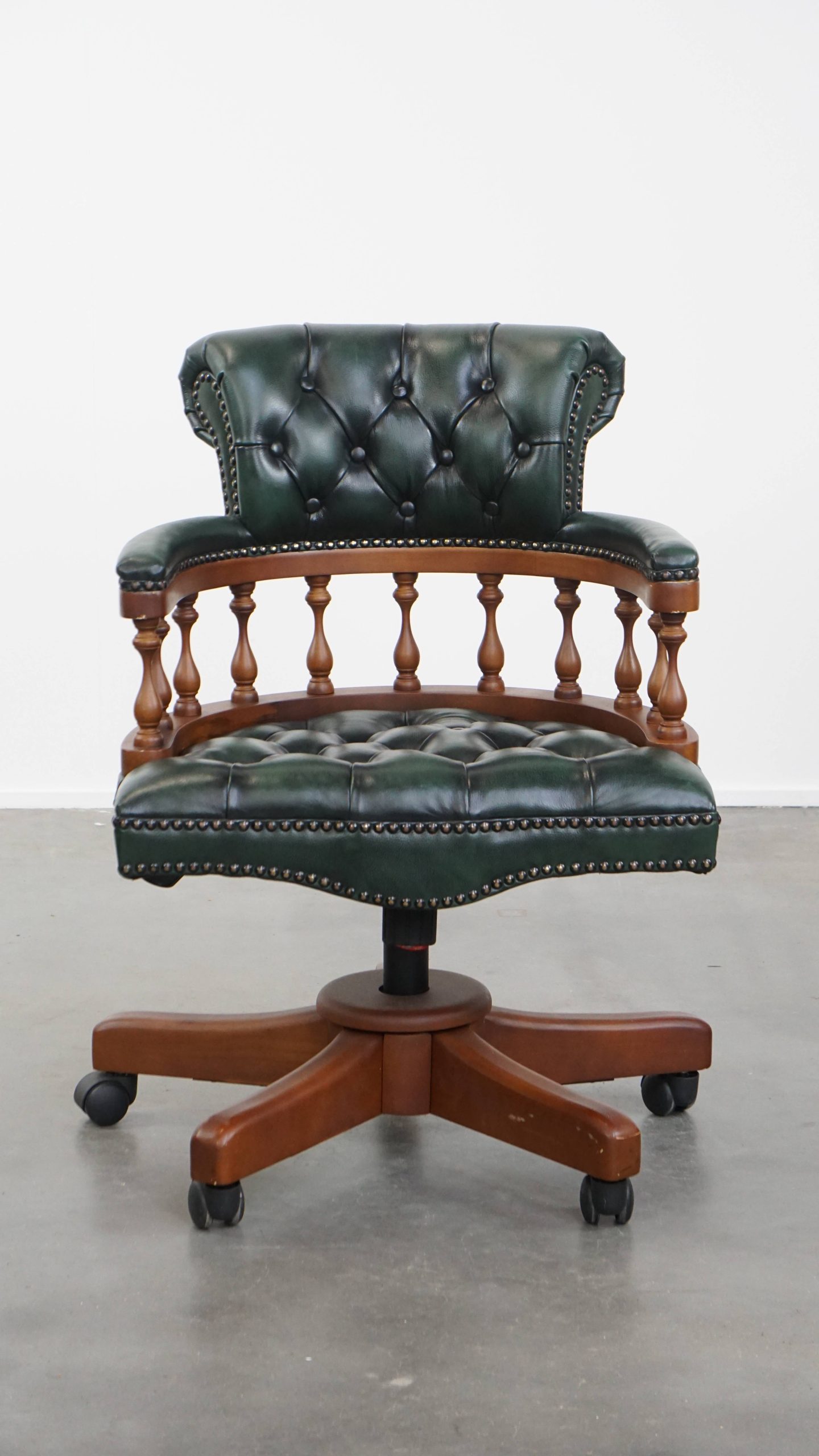 Stijlvolle Functionele Rundleren En Houten Donkergroene Chesterfield Bureaustoel Op Wieltjes image 3