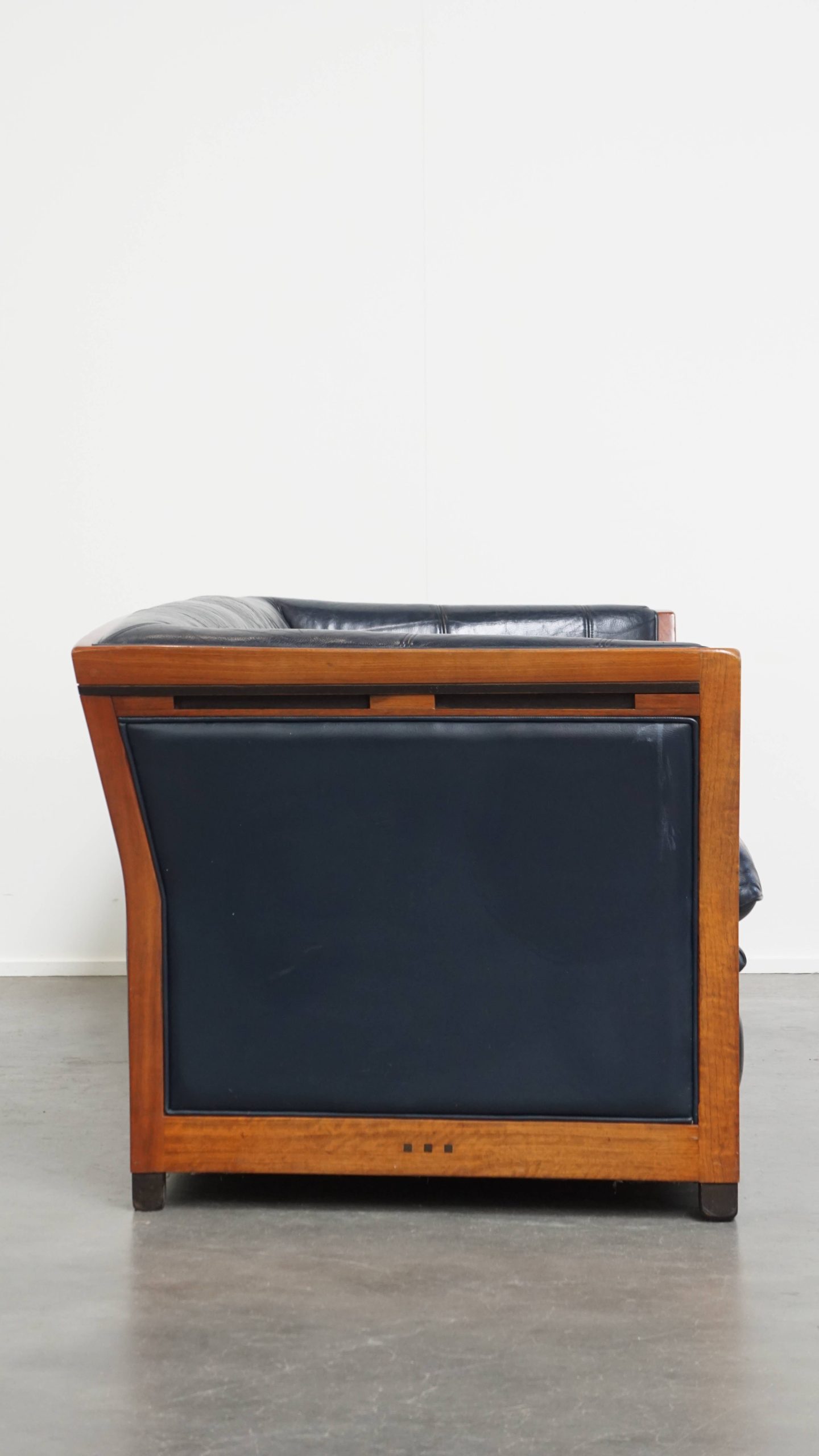 Luxe 2.5-zits Schuitema Art Deco Design Bank Met Mooi Houtwerk En Donkerblauw Rundleer image 3