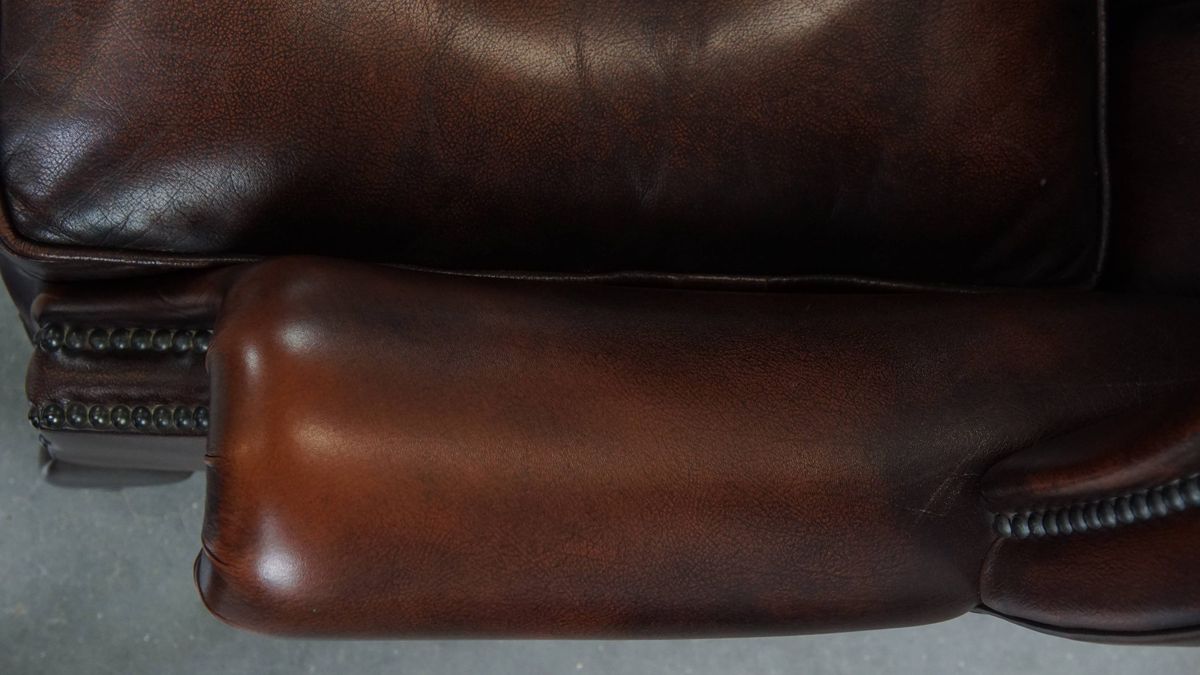 Luxe, Warm Gekleurde, Bruine Rundleren Chesterfield Oorfauteuil Met Unieke Details image 8