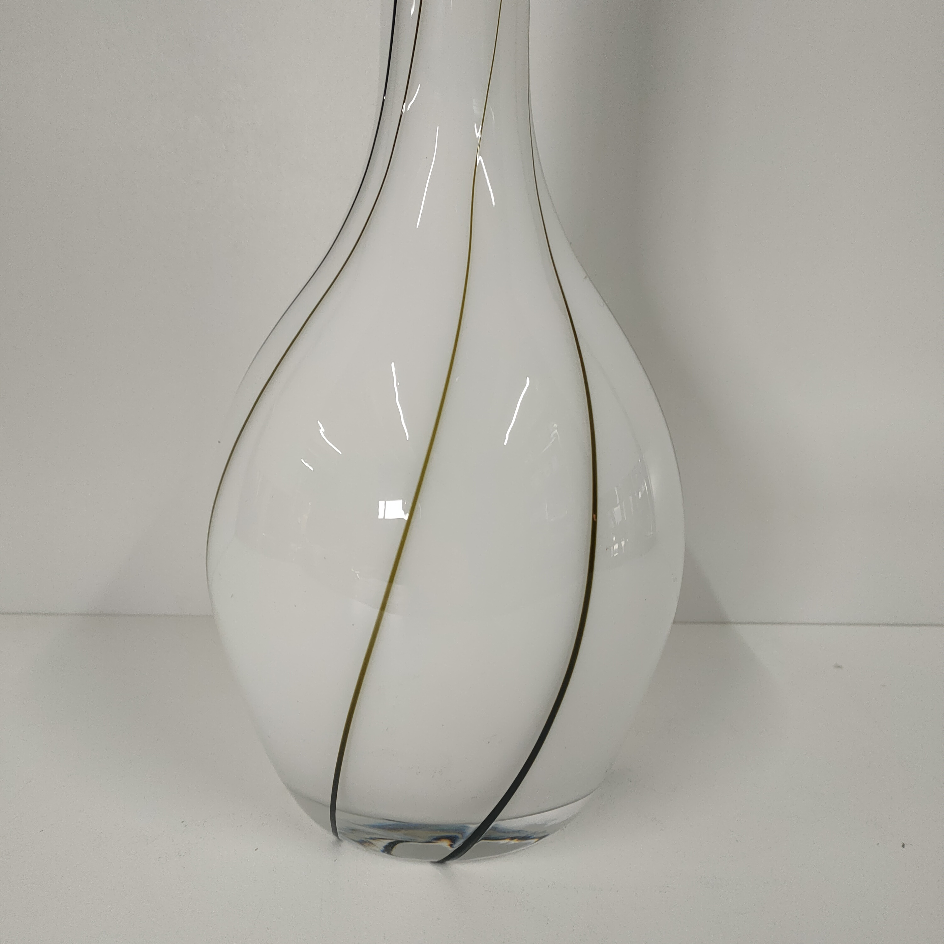 Hoge'handgemaakte Designvaas Met Zwarte Opgelegde 'glas' Lijnen image 5