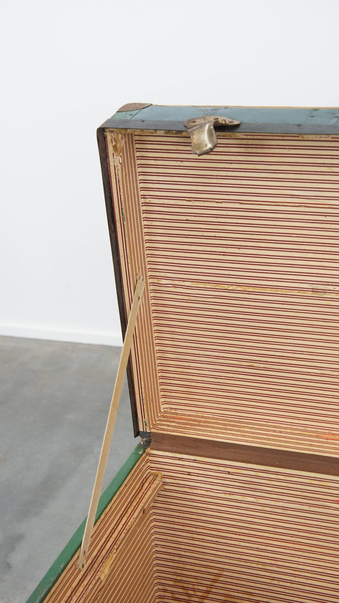 Grote Originele Antieke Reiskist/ Salontafel Uit Begin 1900 Met Handvaten En Opvallende Kleuren image 11