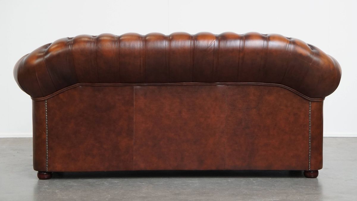 Mooie En Complete Set Van Een 2,5 Zits En 2 Zits Bruine Engelse Rundleren Chesterfield Bank image 19