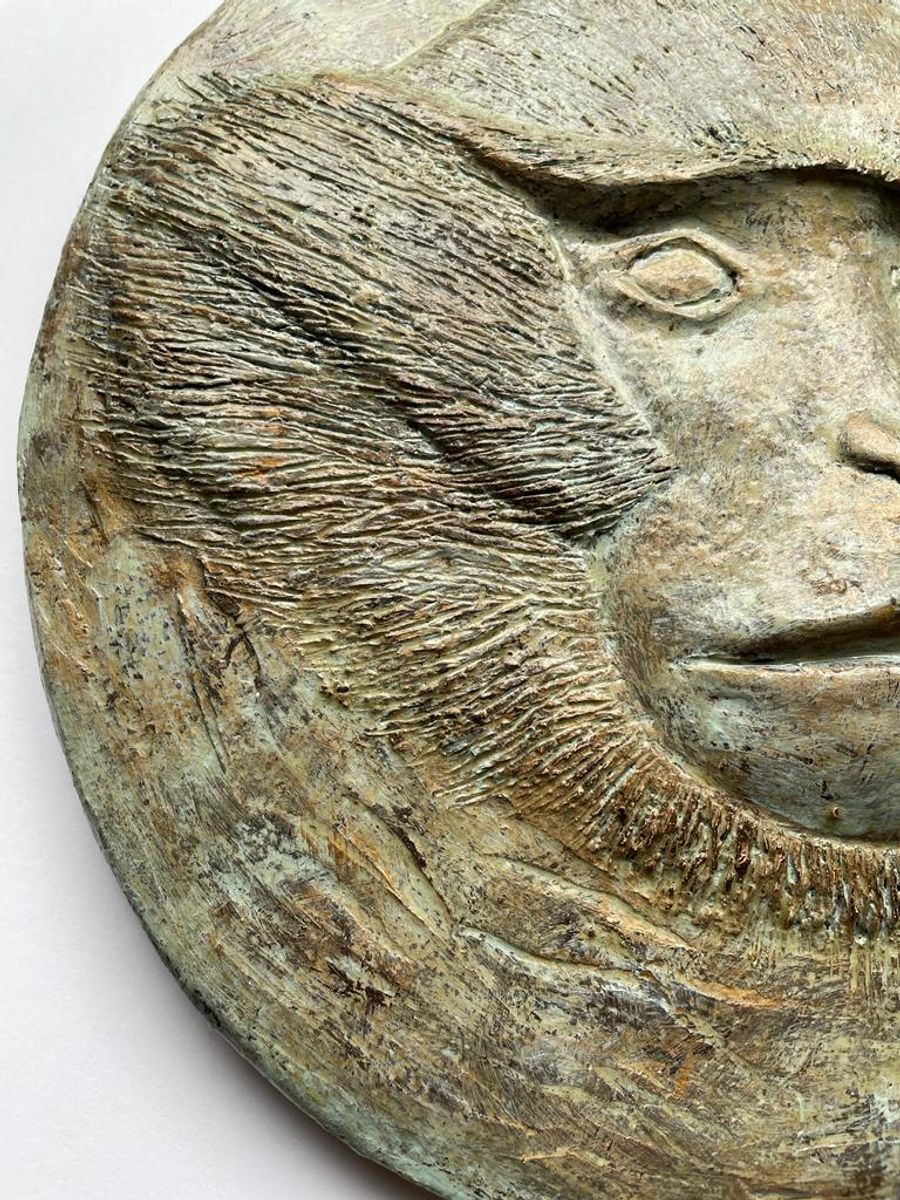 Bas-relief ‘apenkop’ In Keramiek image 3