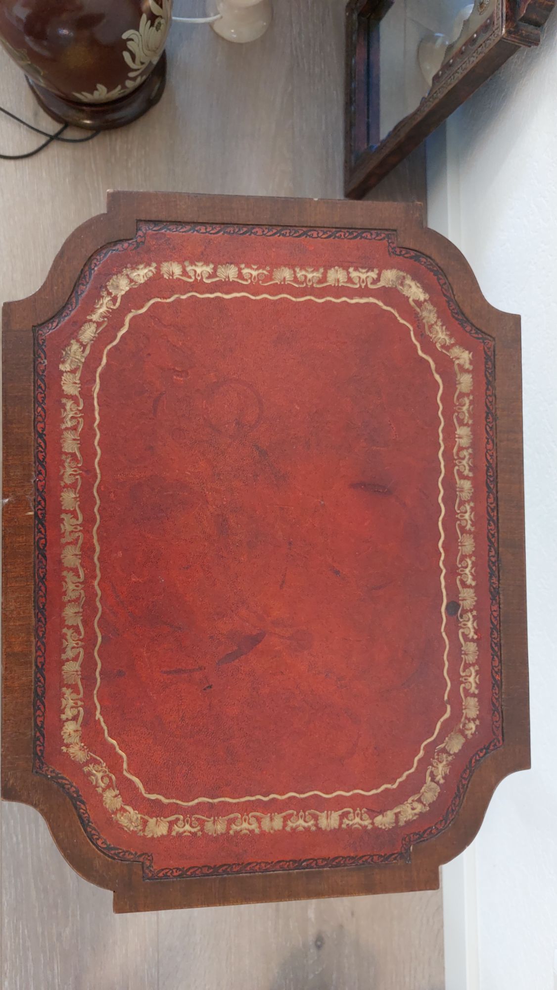 Bijzettafeltje Met Rood Leder Blad Met Goudkleurige Sierrand image 5