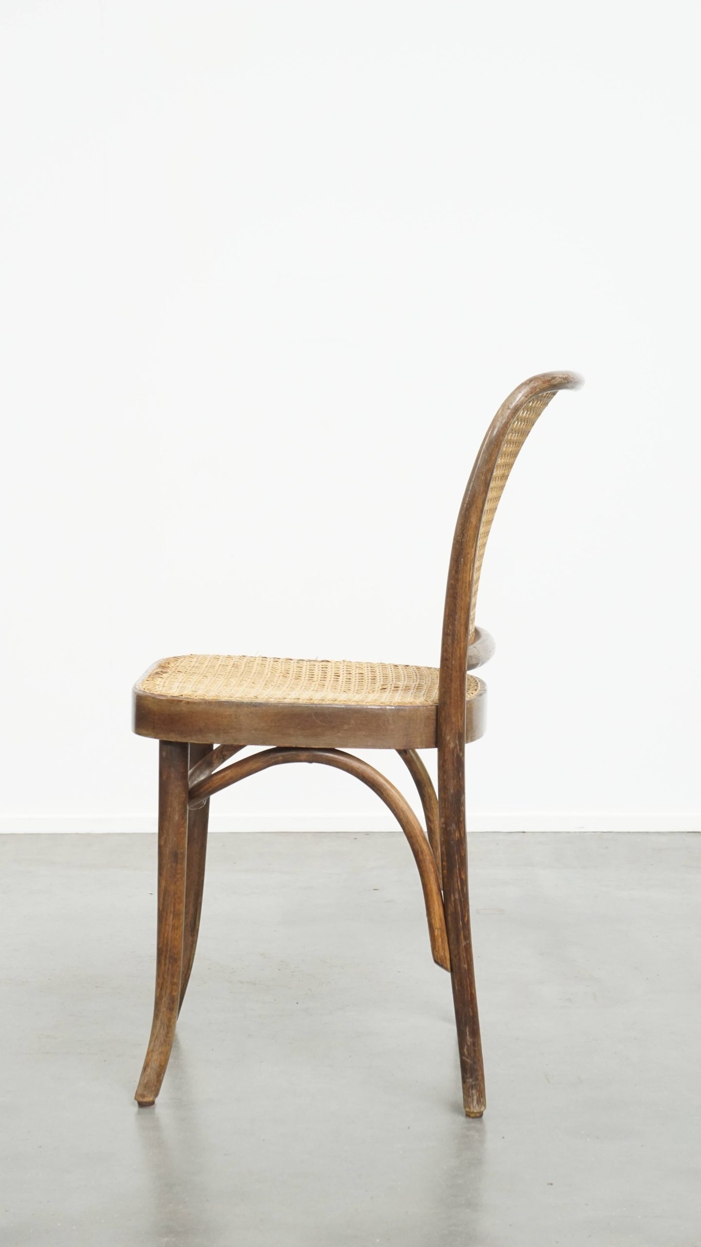 Tijdloos En Charmant Bistro Stoeltje In De Stijl Van Thonet Met Uniek Houten Frame image 6